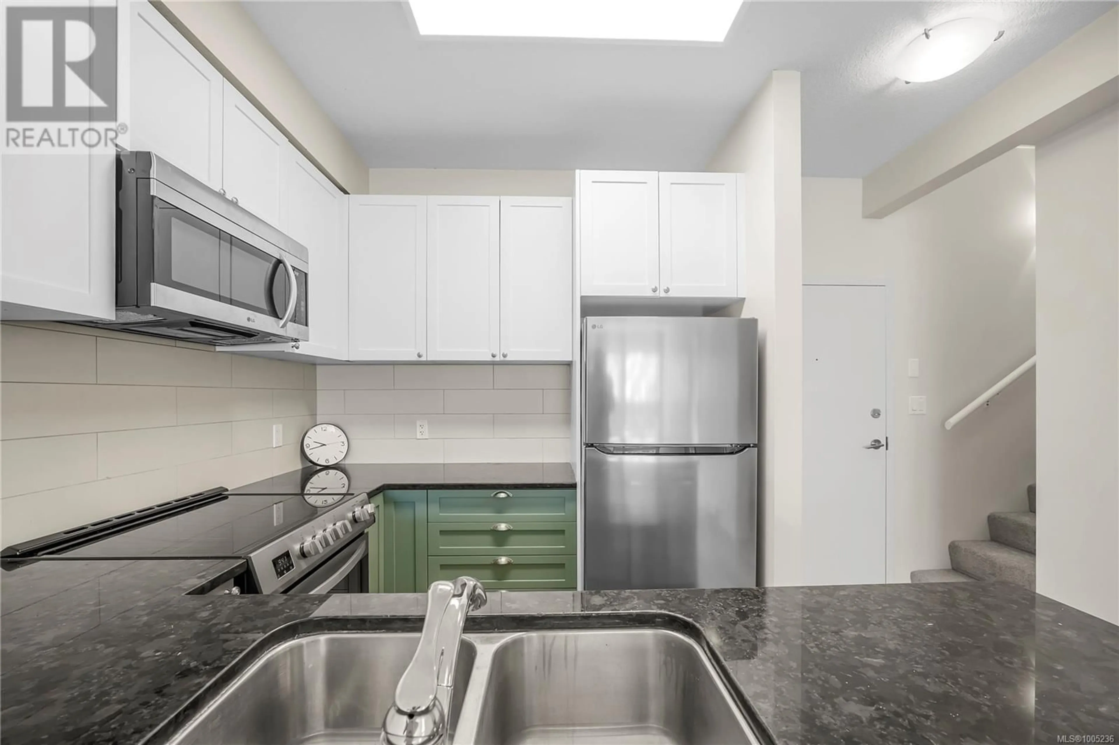 Standard kitchen, unknown for 405 - 99 CHAPEL STREET, Nanaimo British Columbia V9R5H3