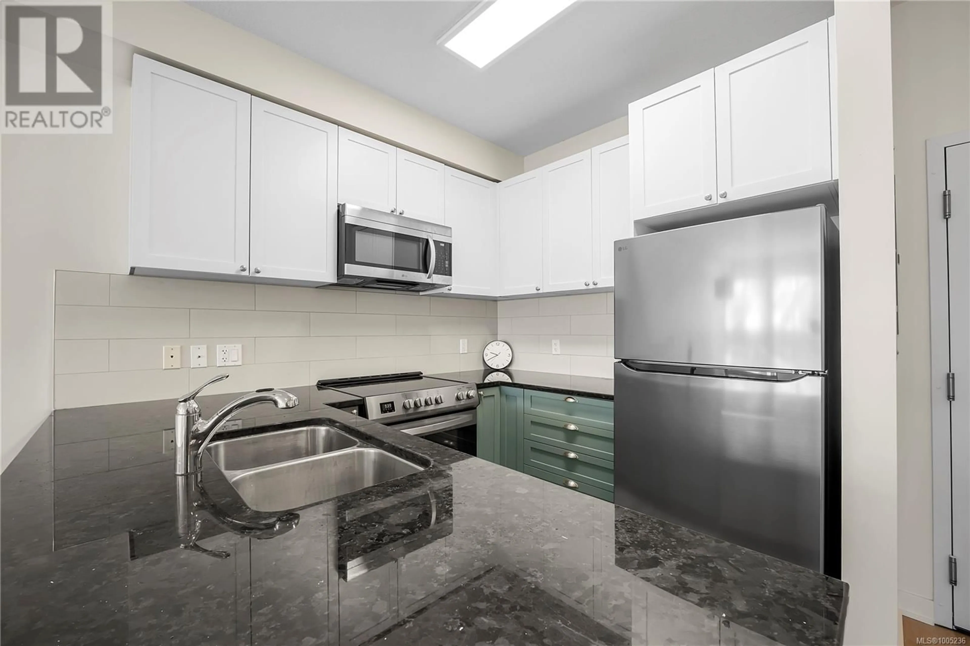 Standard kitchen, ceramic/tile floor for 405 - 99 CHAPEL STREET, Nanaimo British Columbia V9R5H3