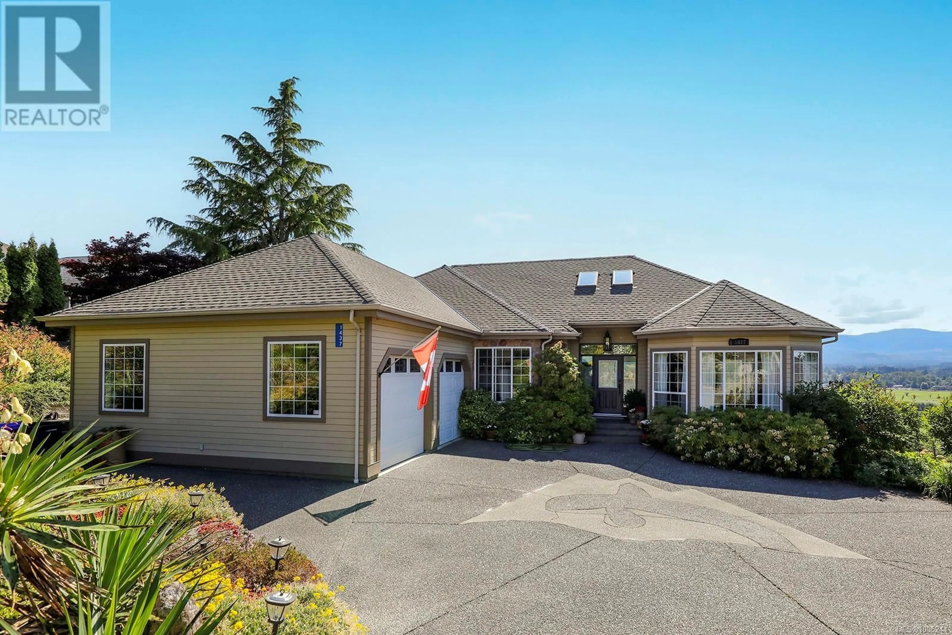Home with vinyl exterior material, street for 1437 VALLEY VIEW DRIVE, Courtenay British Columbia V9N8T3
