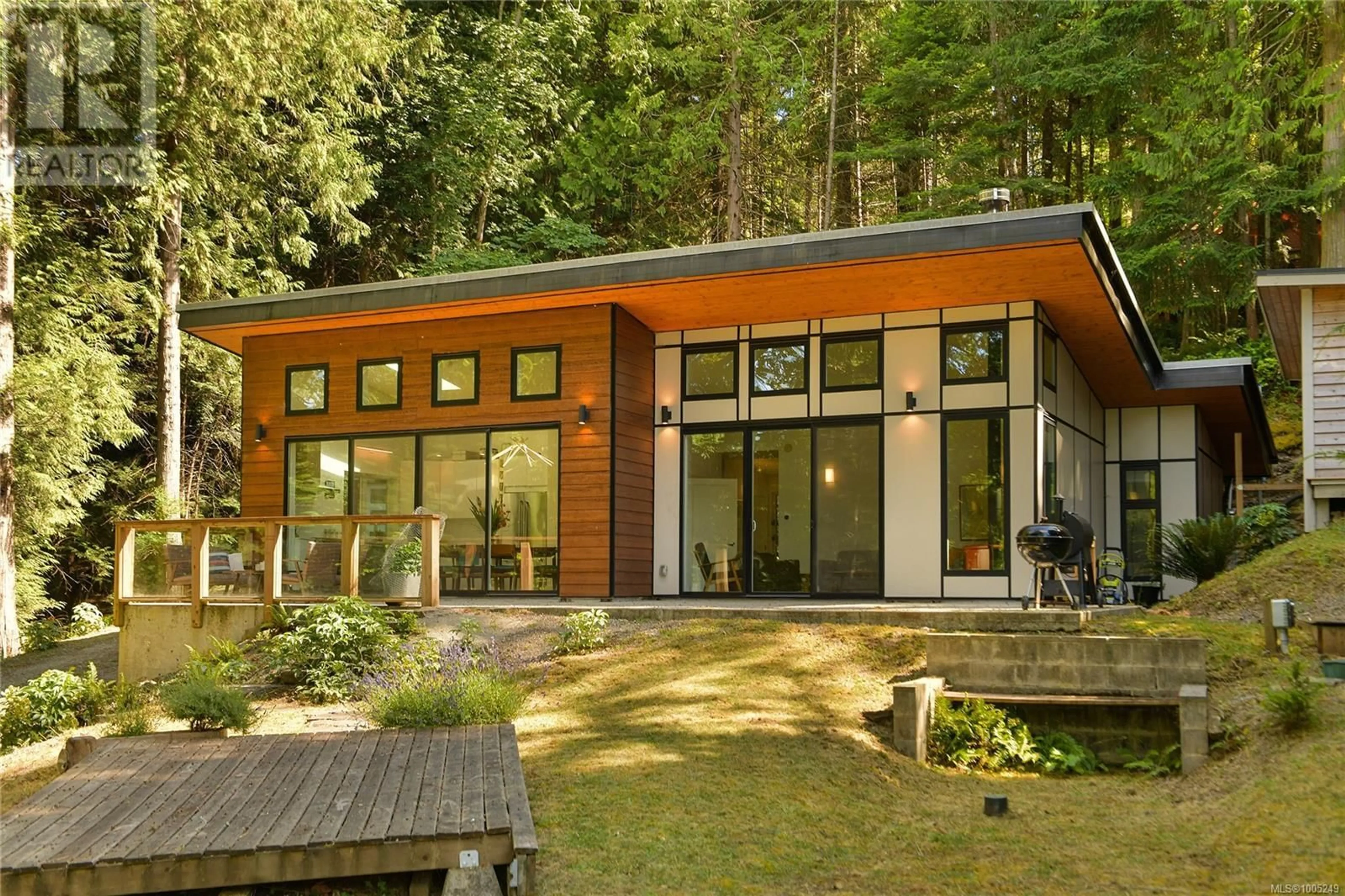 Home with vinyl exterior material, building for 240 CALLAGHAN CRESCENT, Mayne Island British Columbia V0N2J2