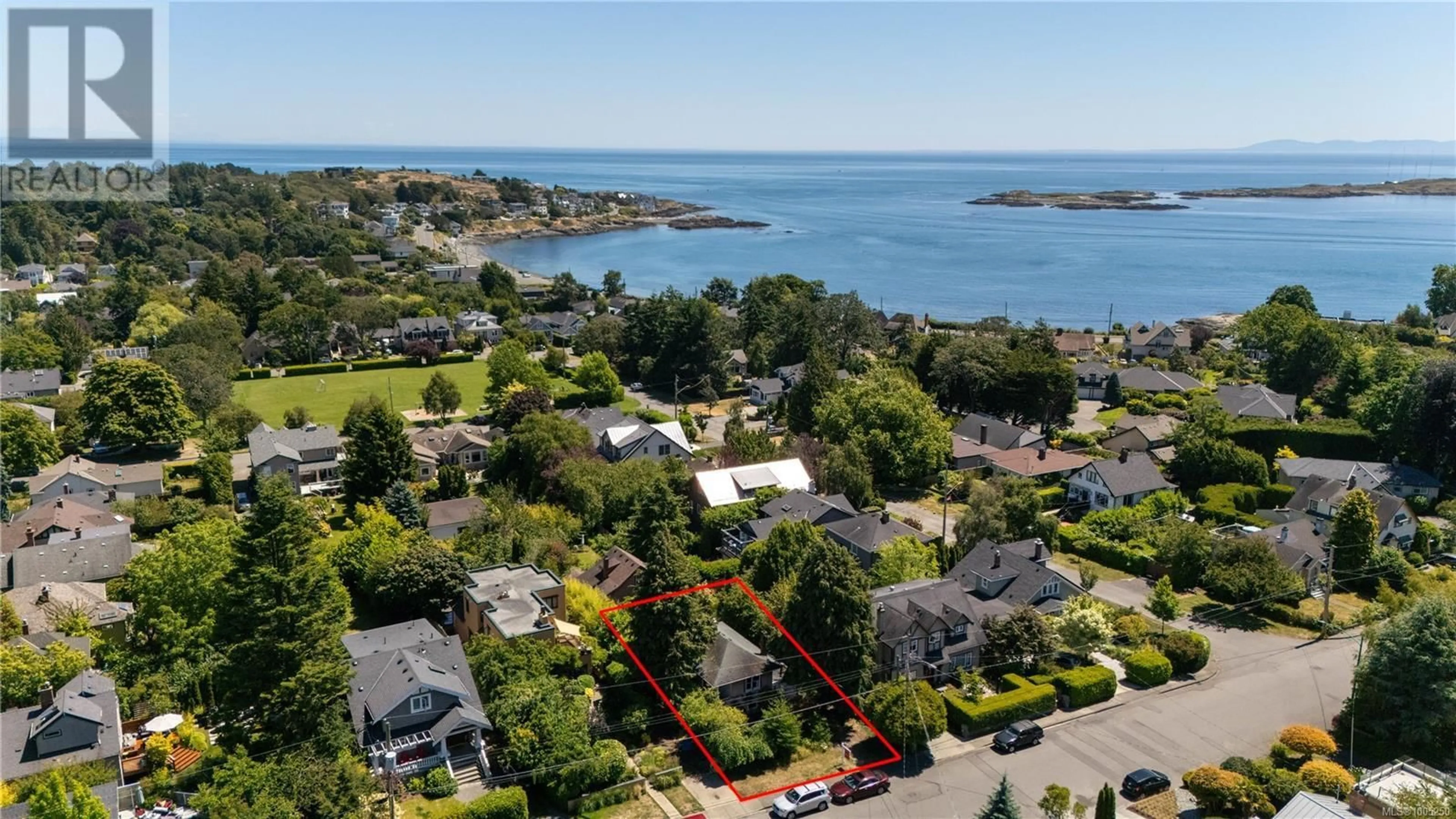 A pic from outside/outdoor area/front of a property/back of a property/a pic from drone, water/lake/river/ocean view for 517 VICTORIA AVENUE, Oak Bay British Columbia V8S4M8
