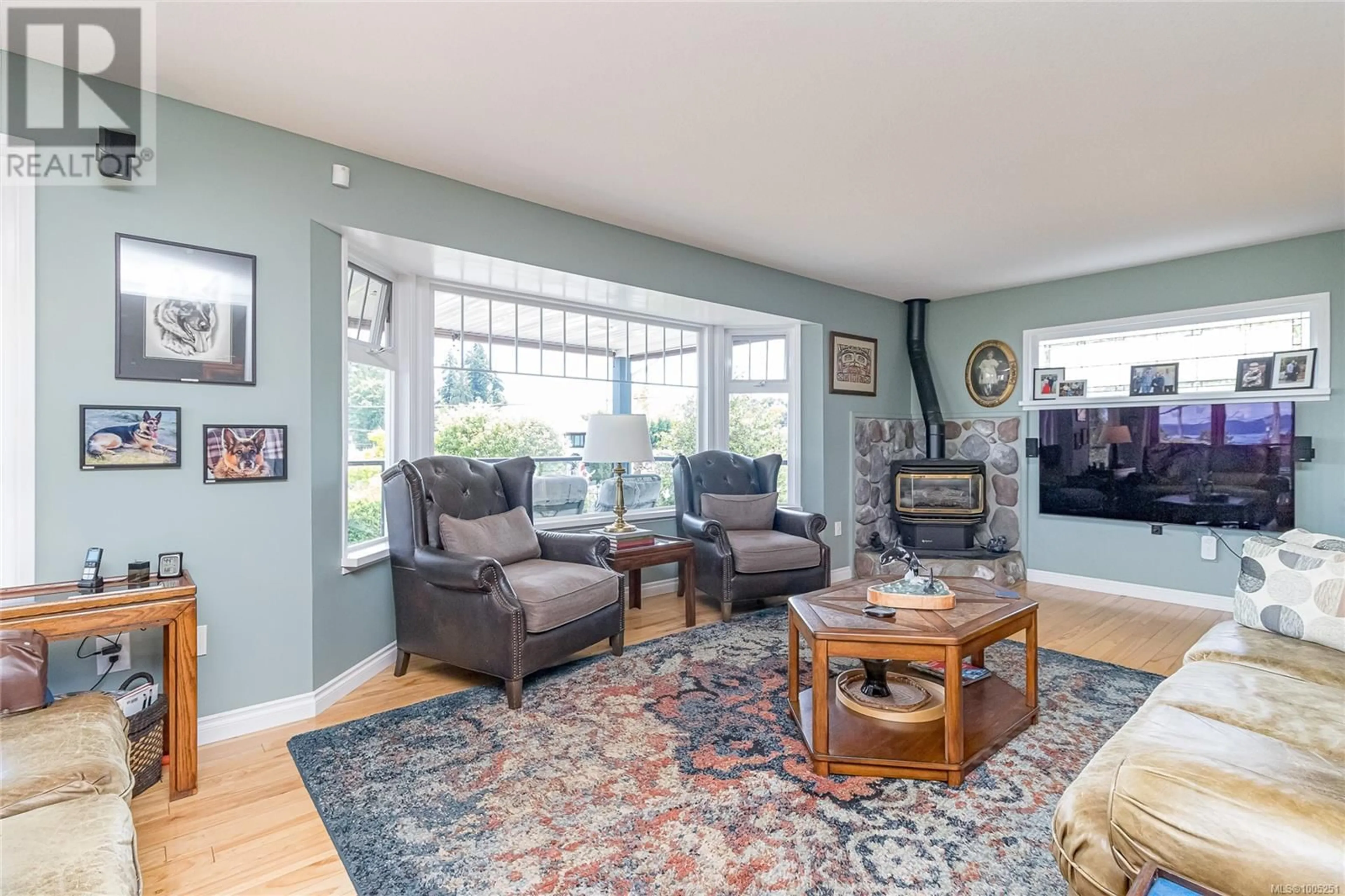 Living room with furniture, unknown for 9856 CEDAR STREET, Chemainus British Columbia V0R1K0