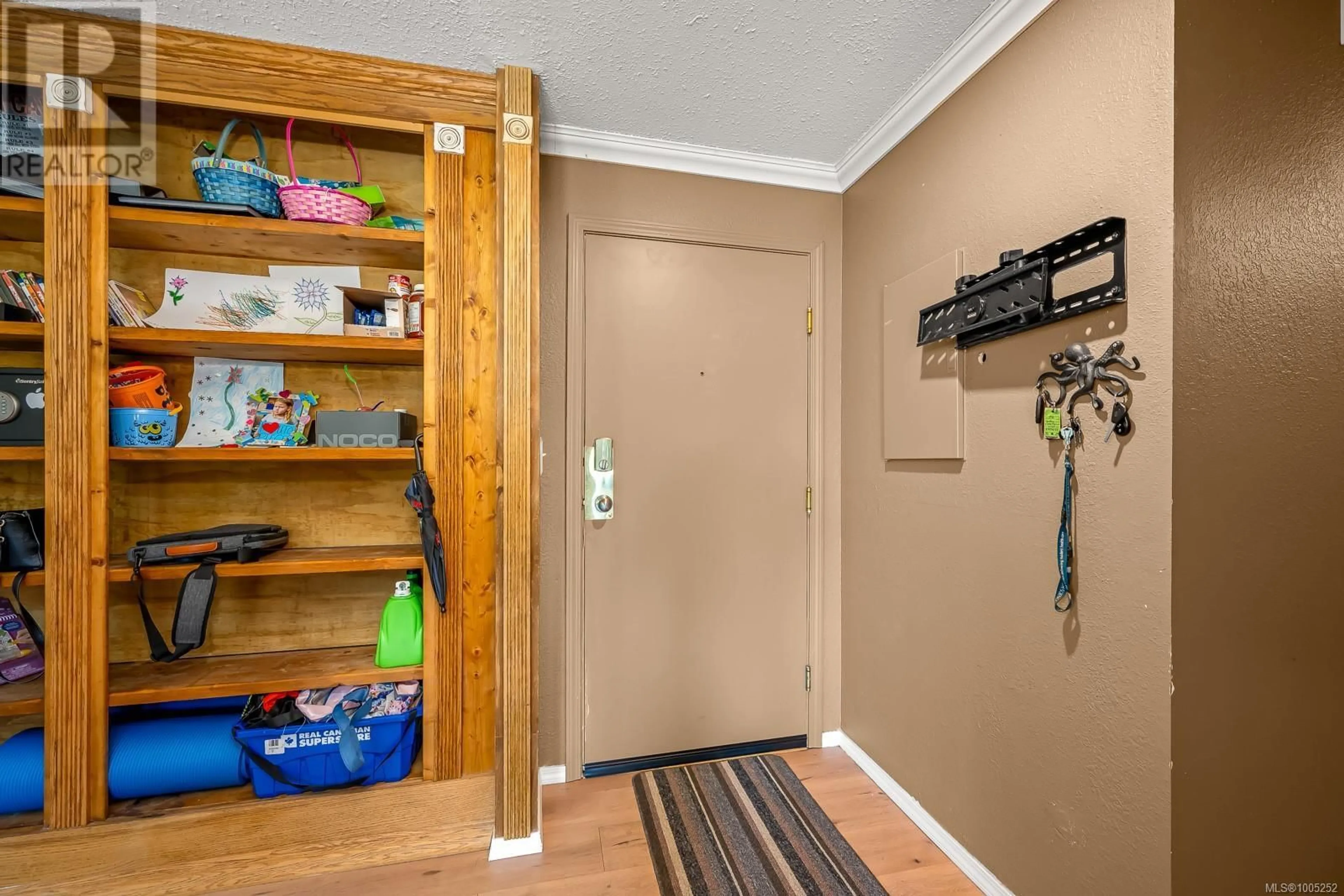 Indoor entryway for 301 - 1050 BRAIDWOOD ROAD, Courtenay British Columbia V9N3R9