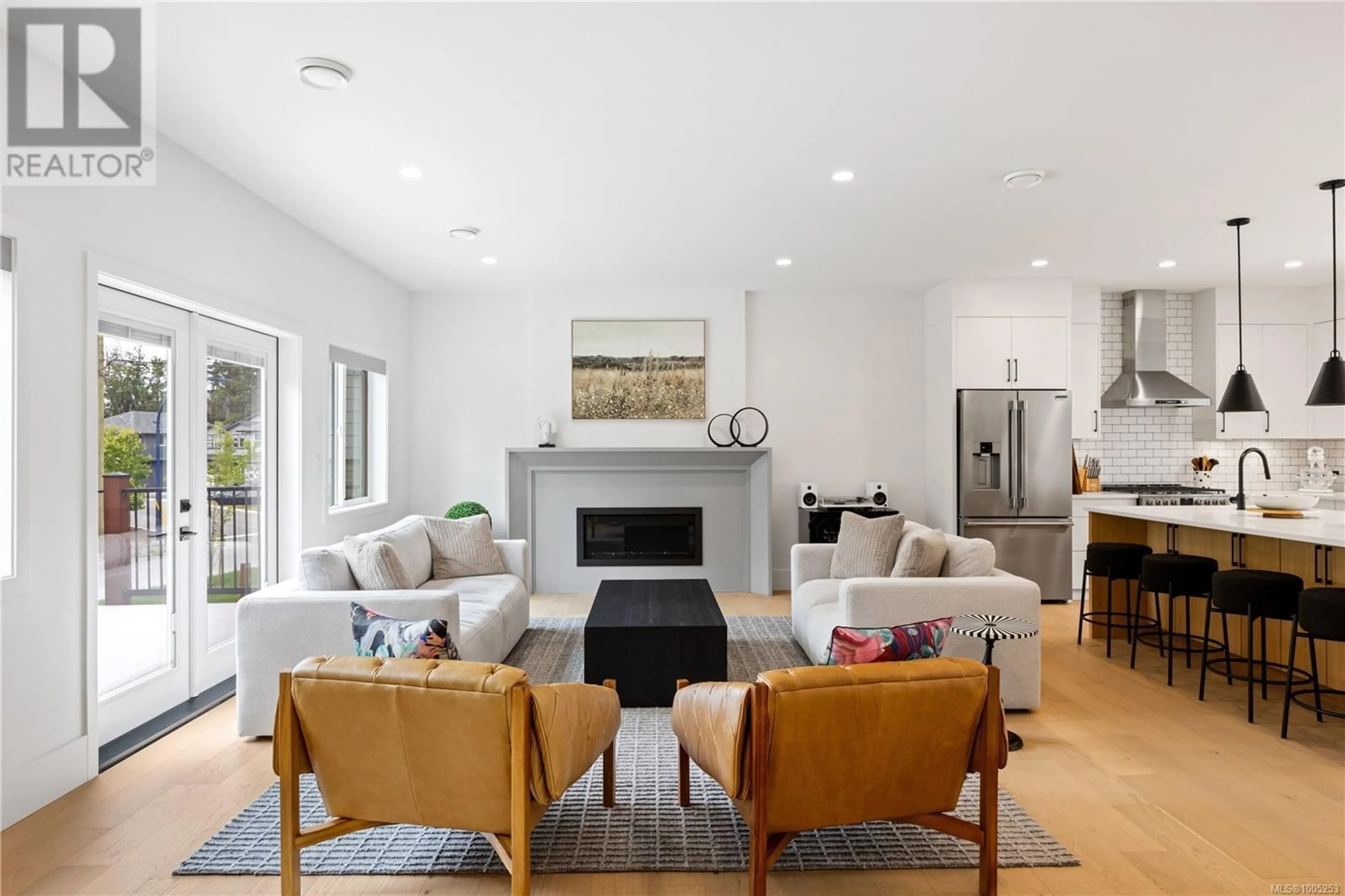 Living room with furniture, unknown for 645 FREDERIC ROAD, Langford British Columbia V9C0R3