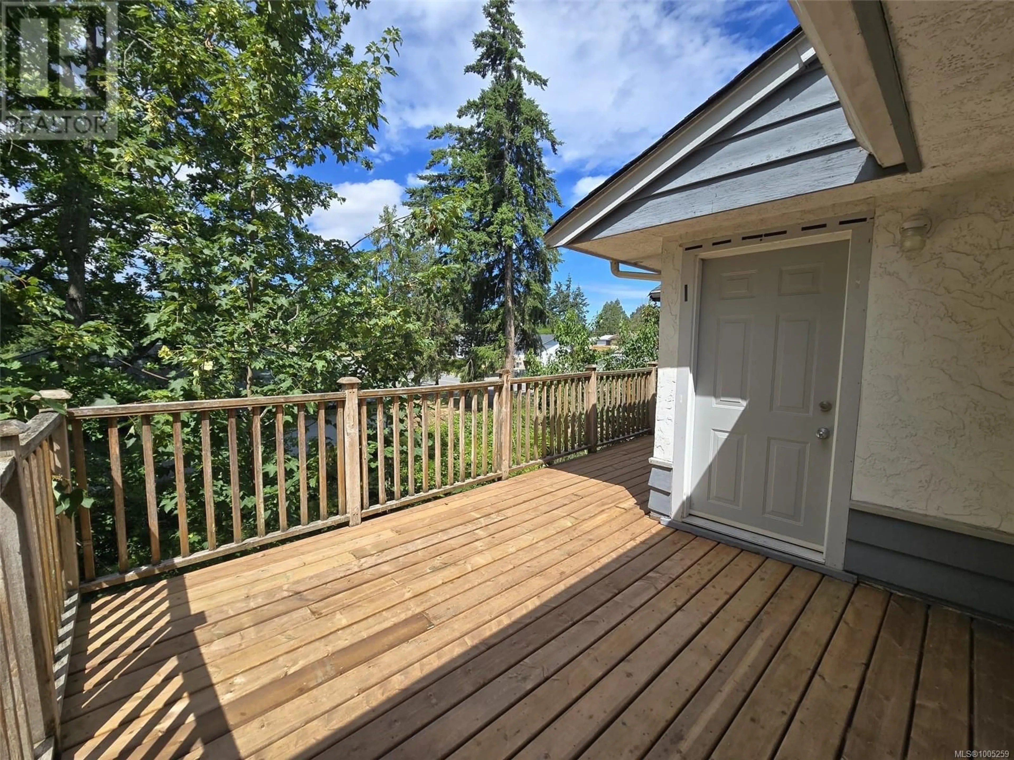 Patio, forest/trees view for 75 5TH STREET, Nanaimo British Columbia V9R1M9