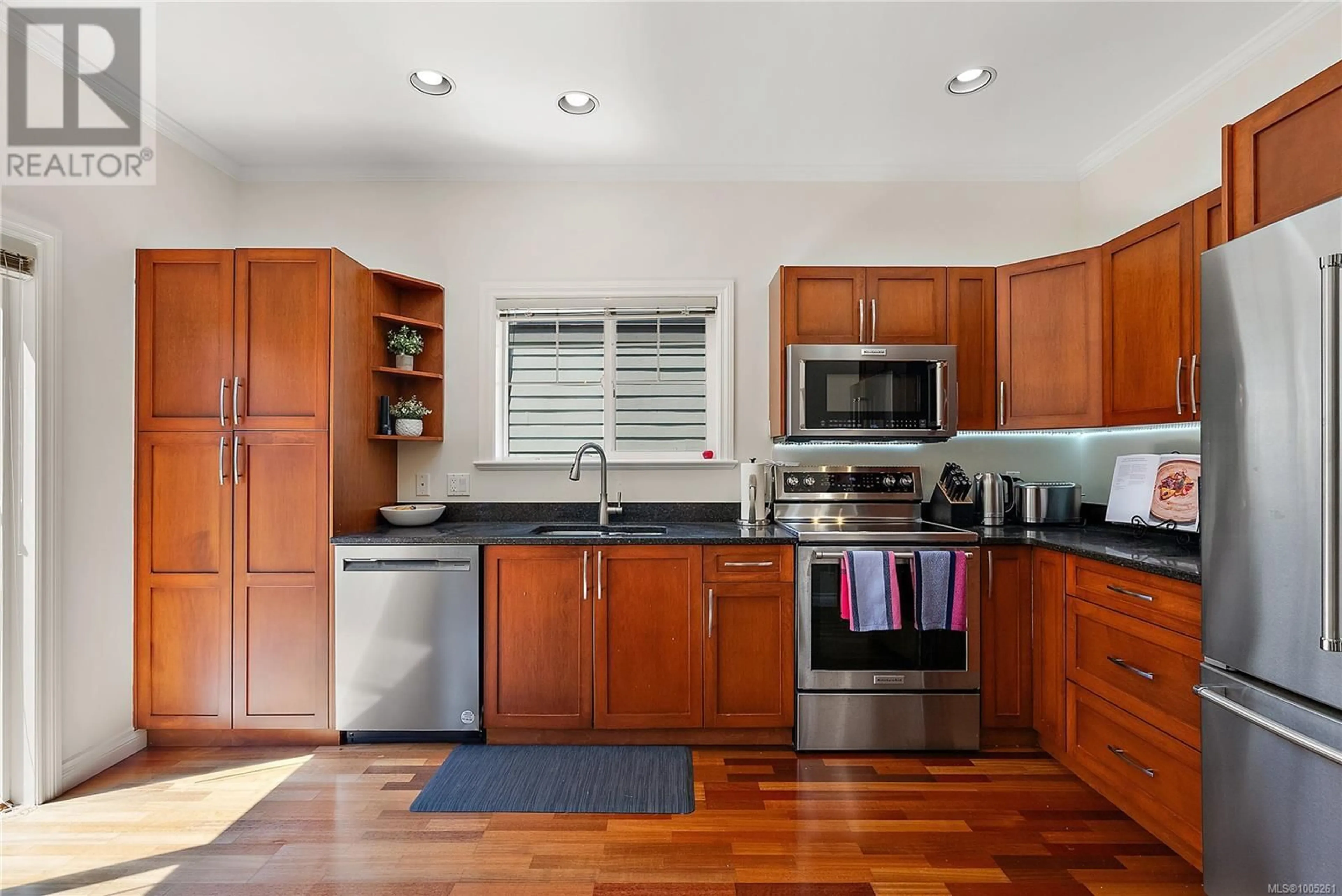 Standard kitchen, ceramic/tile floor for 7 - 1182 COLVILLE ROAD, Esquimalt British Columbia V9A4P7