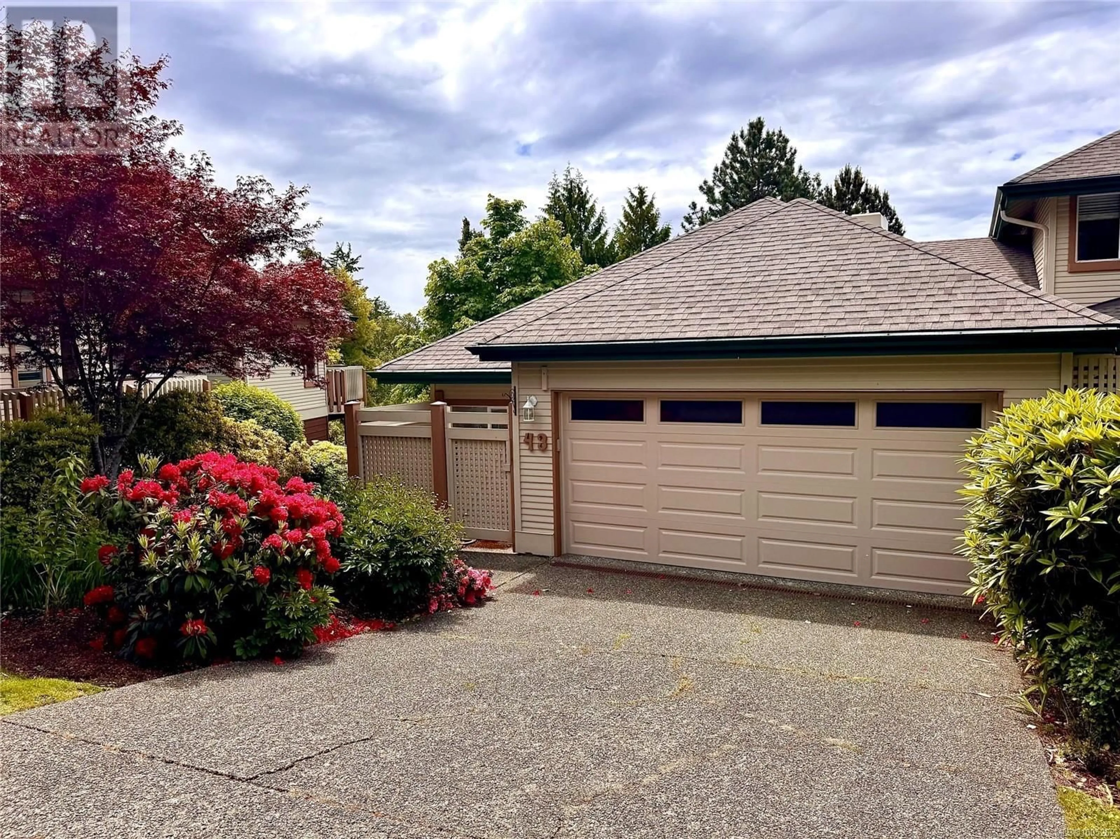 Home with vinyl exterior material, street for 43 - 530 MARSETT PLACE, Saanich British Columbia V8Z7J2