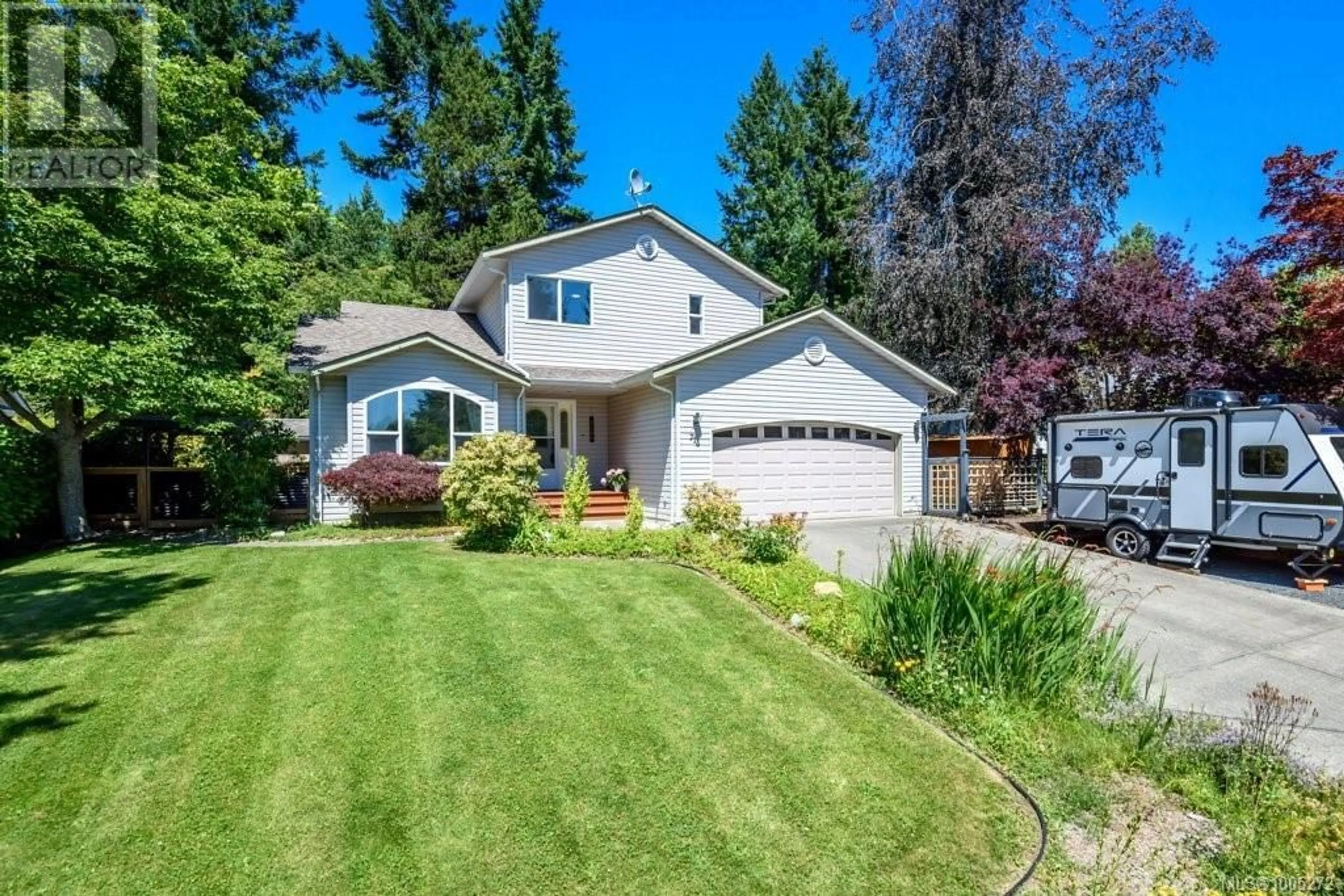Home with vinyl exterior material, street for 714 WOODLAND DRIVE, Comox British Columbia V9M3H4