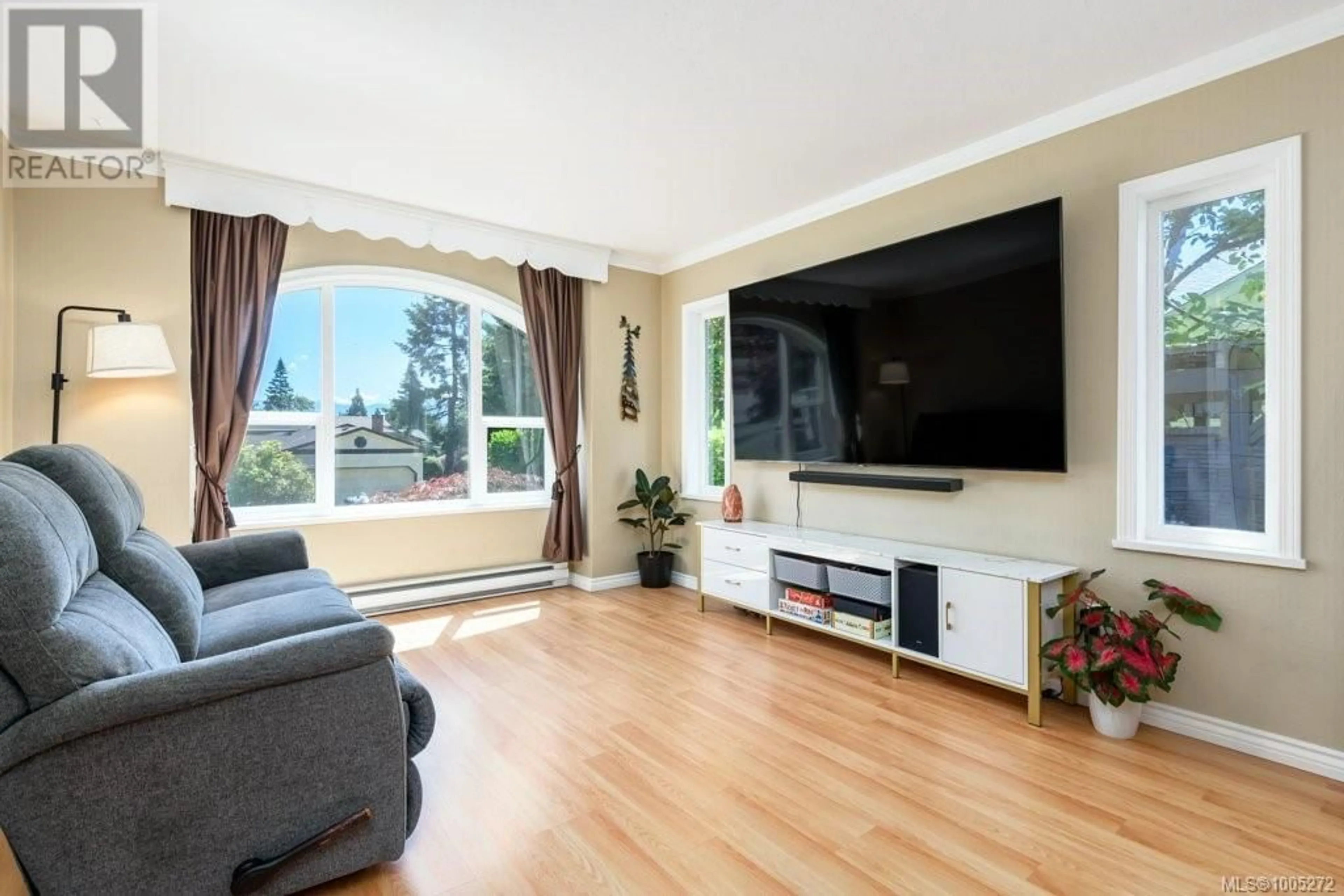 Living room with furniture, wood/laminate floor for 714 WOODLAND DRIVE, Comox British Columbia V9M3H4