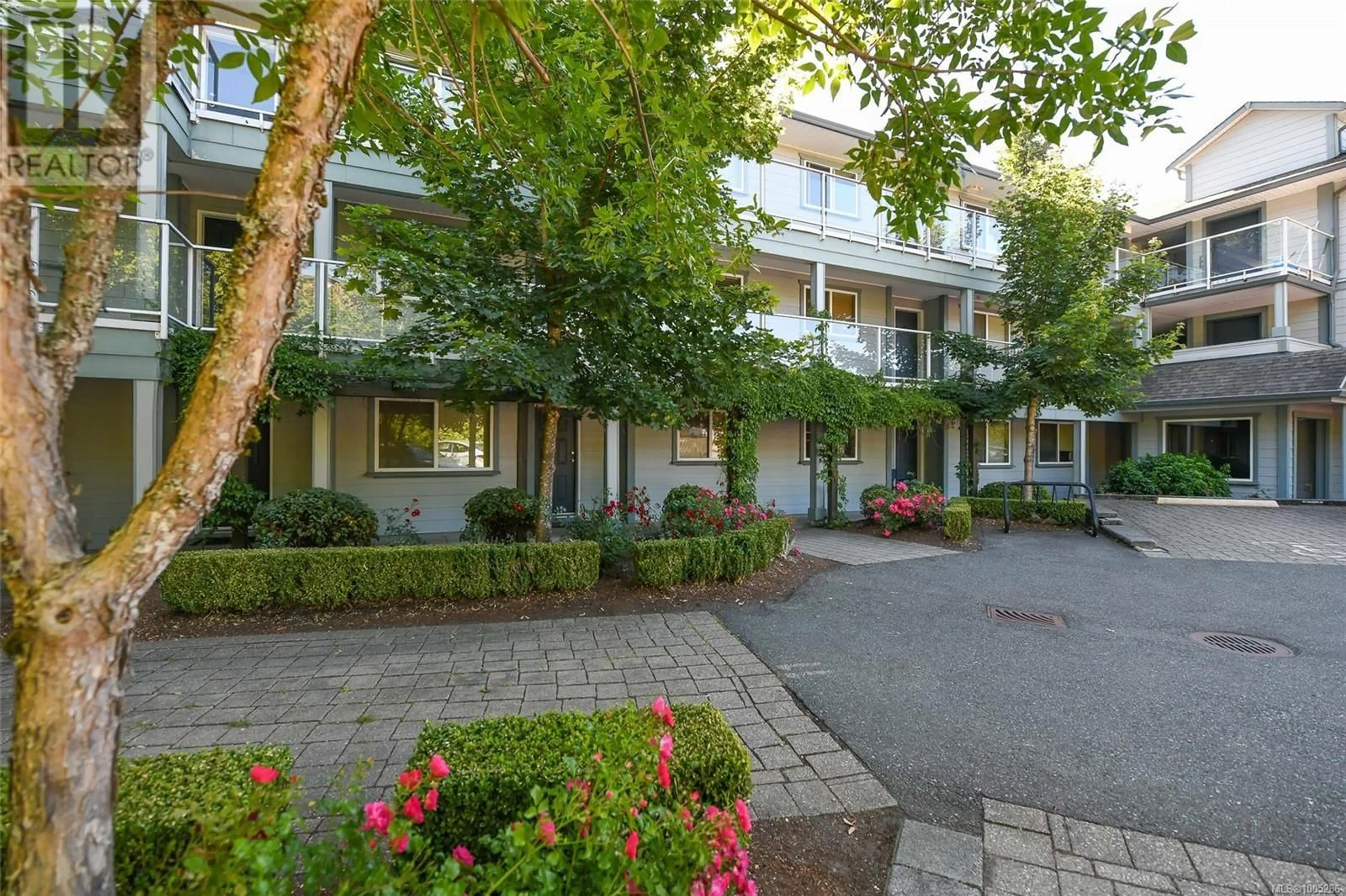 Patio, street for 305 - 840 SHAMROCK PLACE, Comox British Columbia V9M4G4