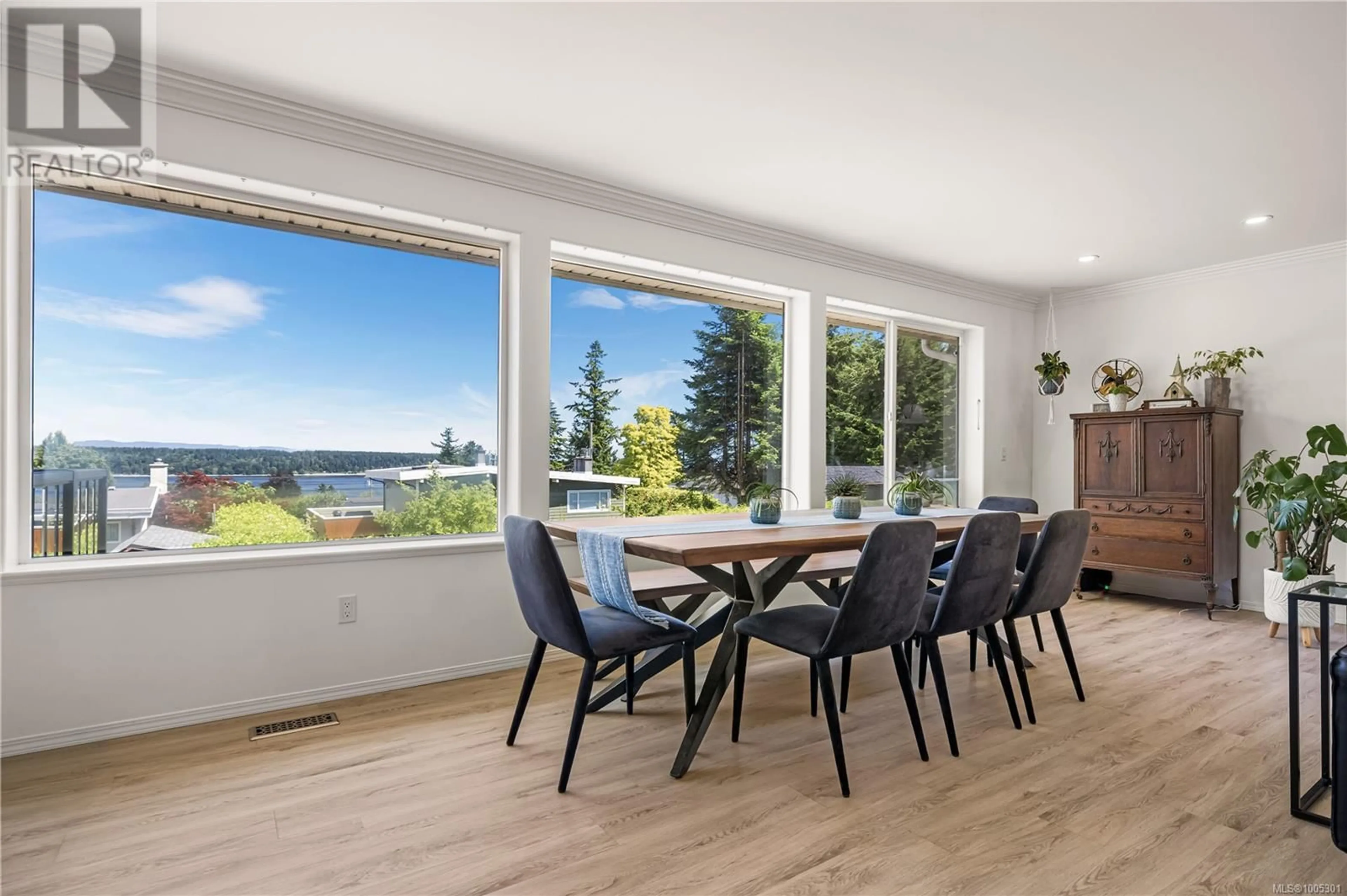 Dining room, wood/laminate floor for 251 BIRCH STREET, Campbell River British Columbia V9W2S4