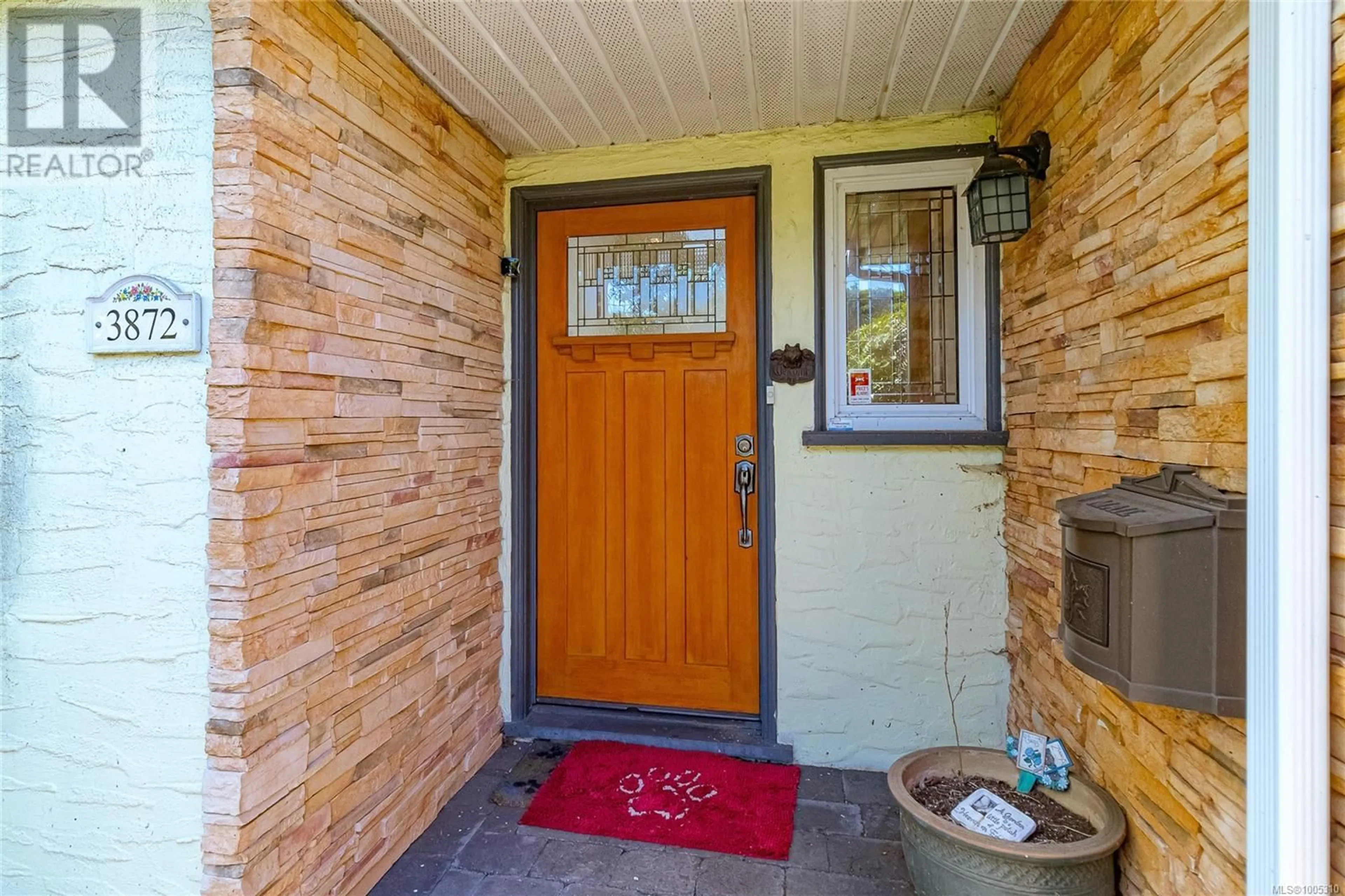 Indoor entryway for 3872 CAREY ROAD, Saanich British Columbia V8Z4C7