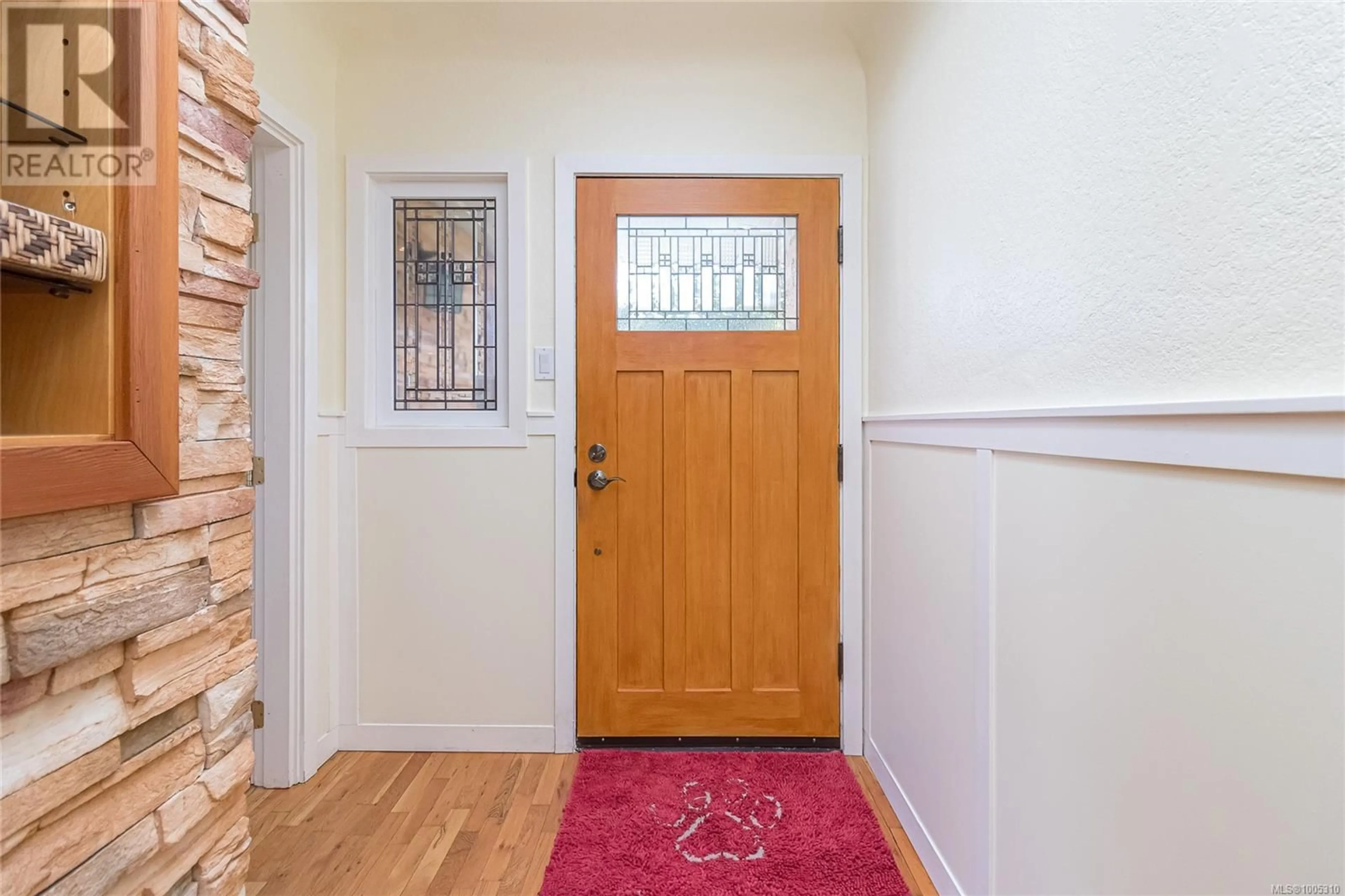 Indoor entryway for 3872 CAREY ROAD, Saanich British Columbia V8Z4C7