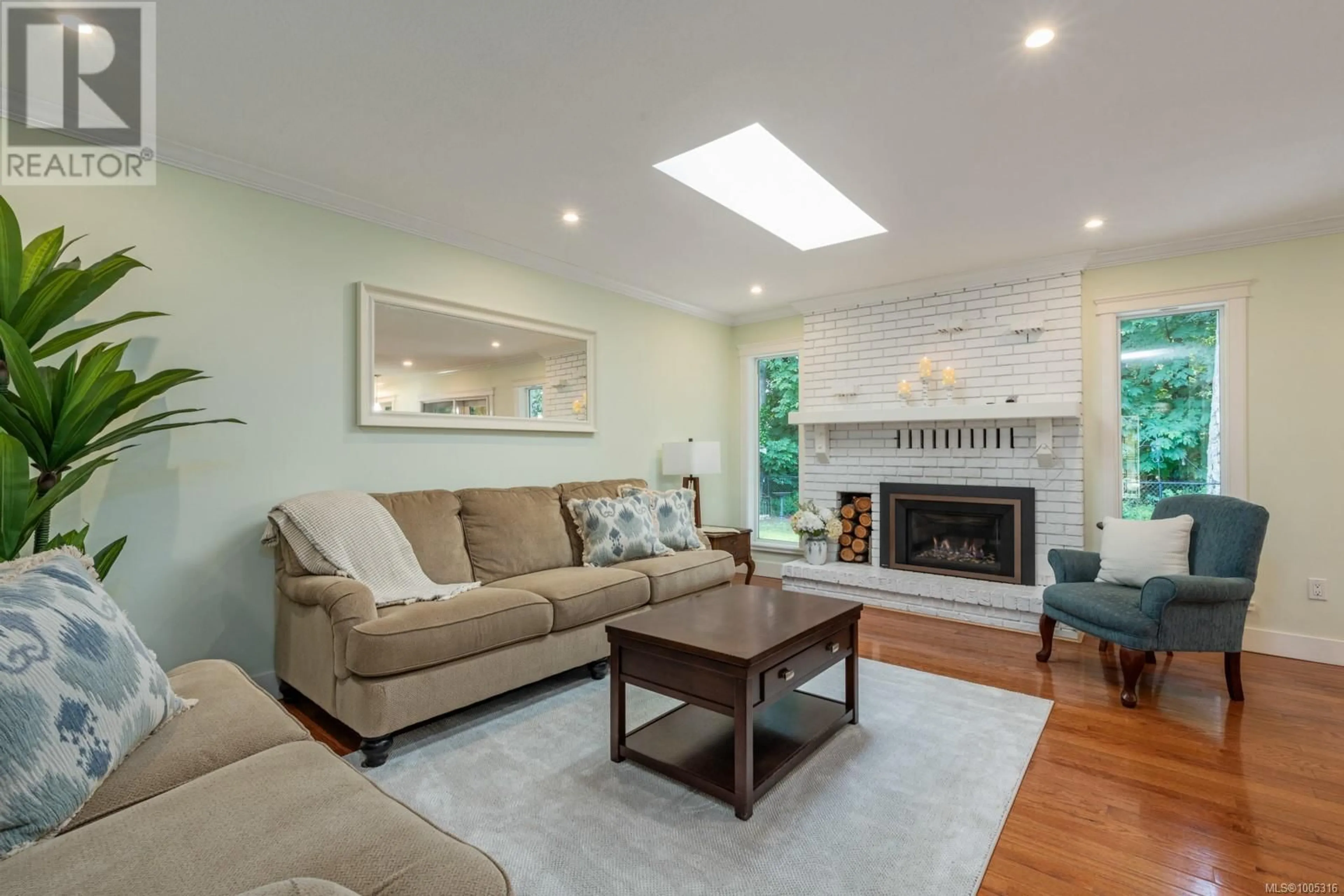 Living room with furniture, wood/laminate floor for 1837 PASTEL CRESCENT, Central Saanich British Columbia V8M1N6