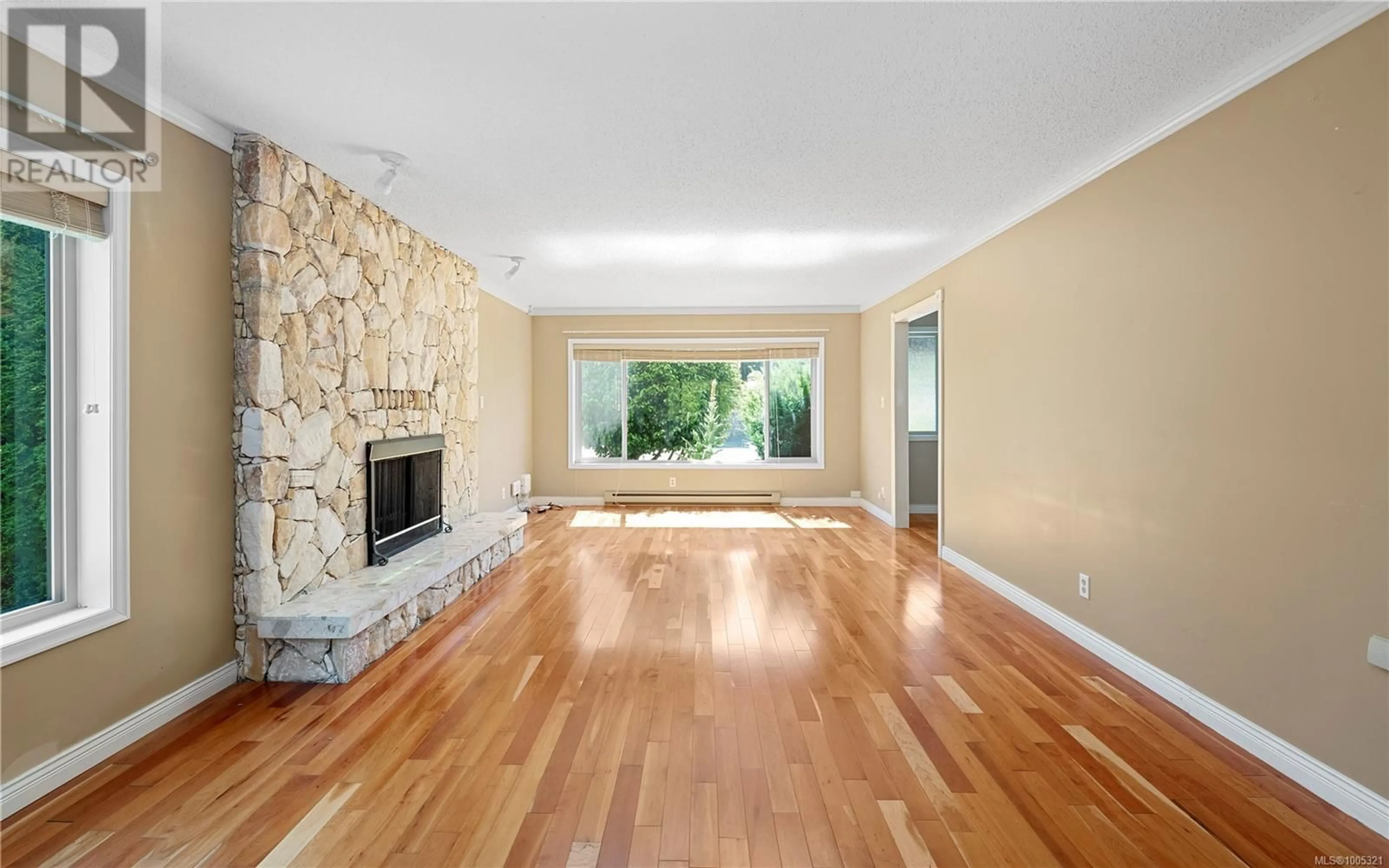 Living room with furniture, unknown for 3152 WESSEX CLOSE, Oak Bay British Columbia V8P5N2