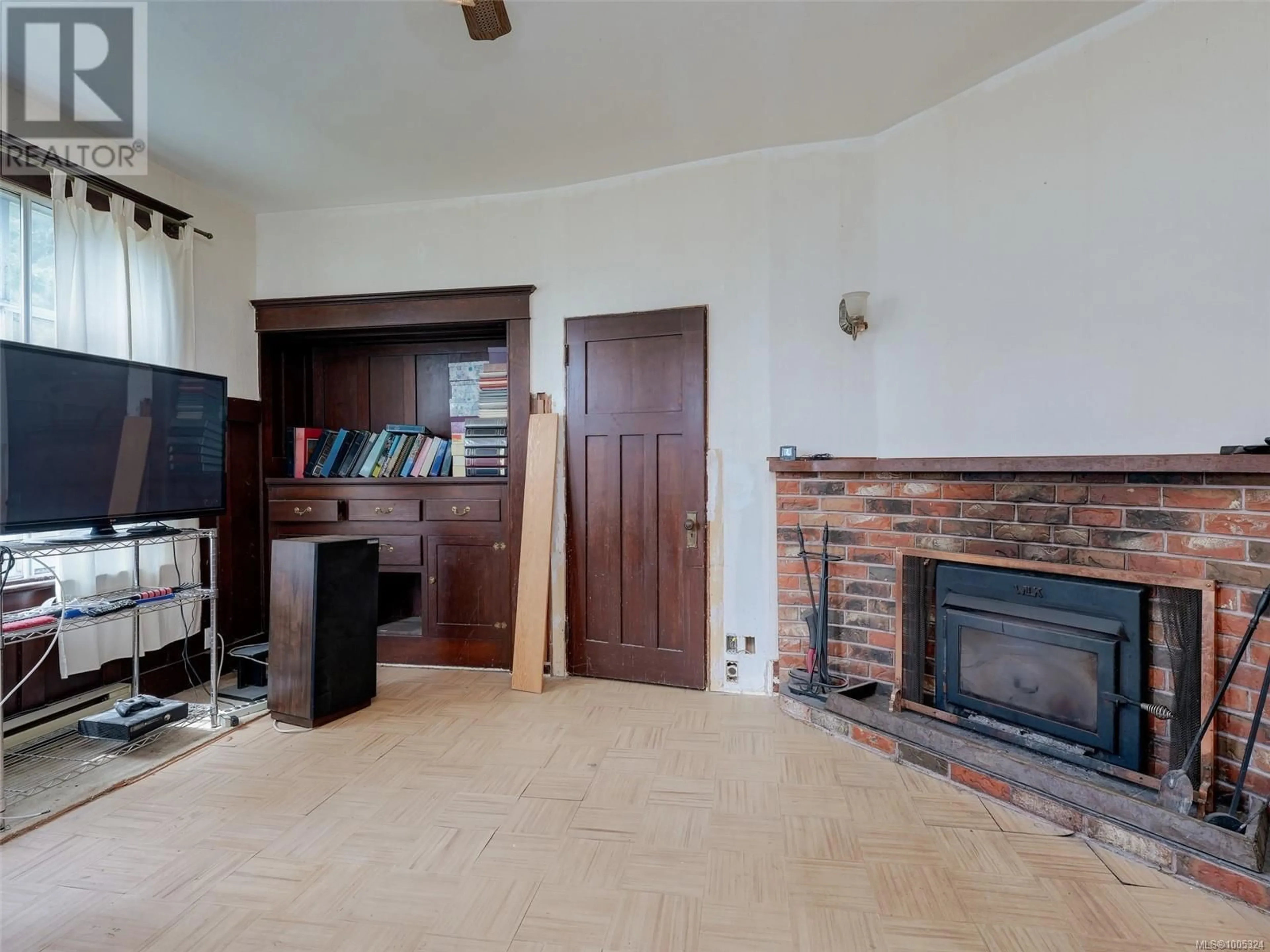 A pic of a room for 2734 AVEBURY AVENUE, Victoria British Columbia V8R3W4