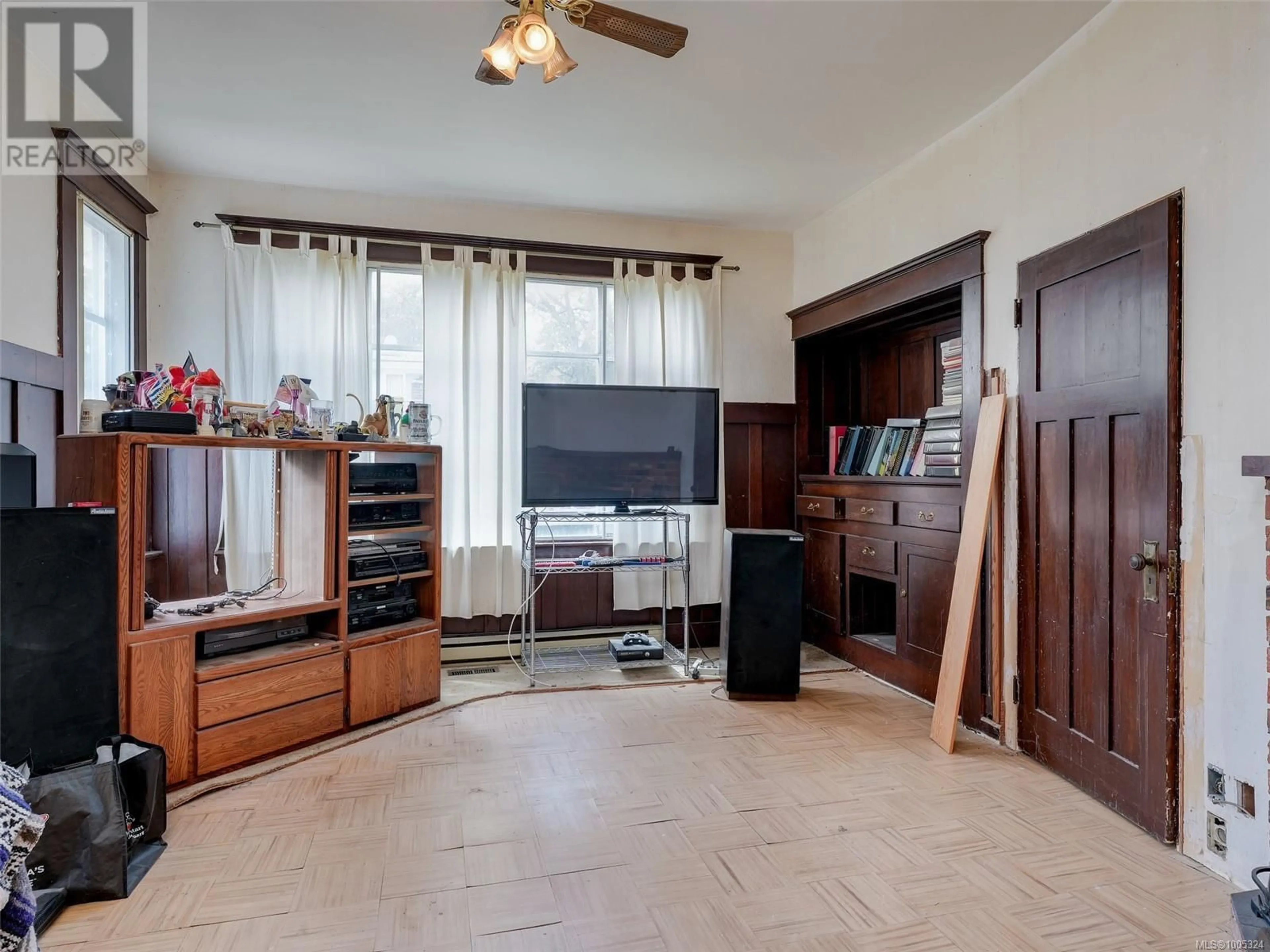 Unknown for 2734 AVEBURY AVENUE, Victoria British Columbia V8R3W4