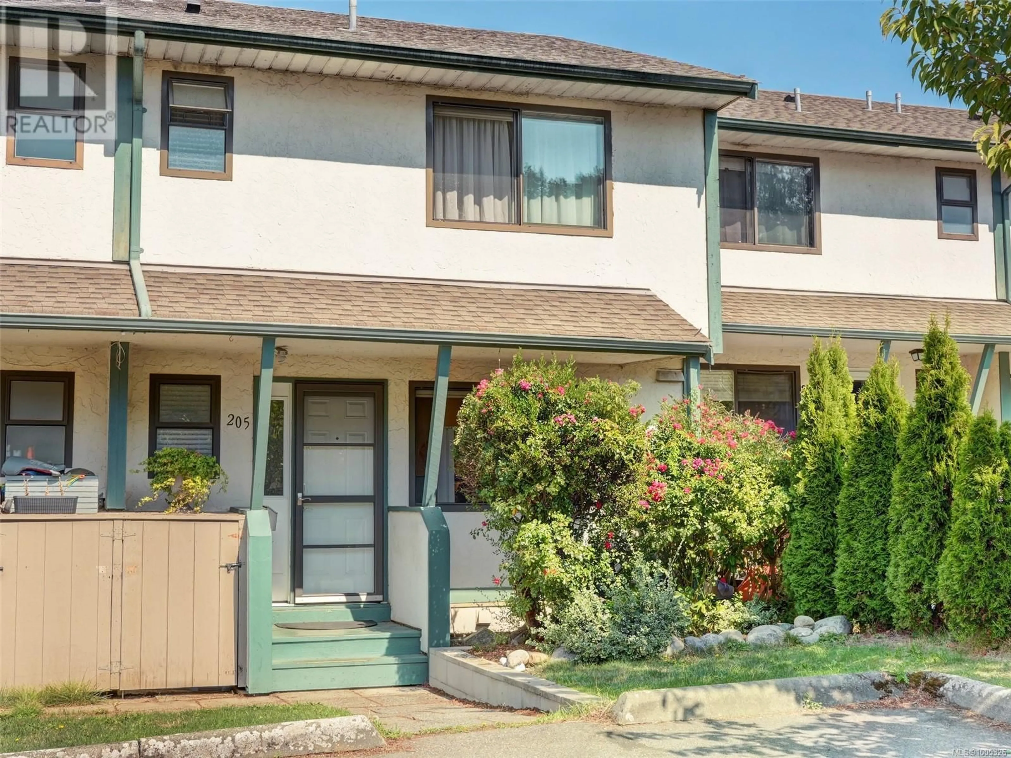 Home with vinyl exterior material, street for 205 - 642 AGNES STREET, Saanich British Columbia V8Z2E6