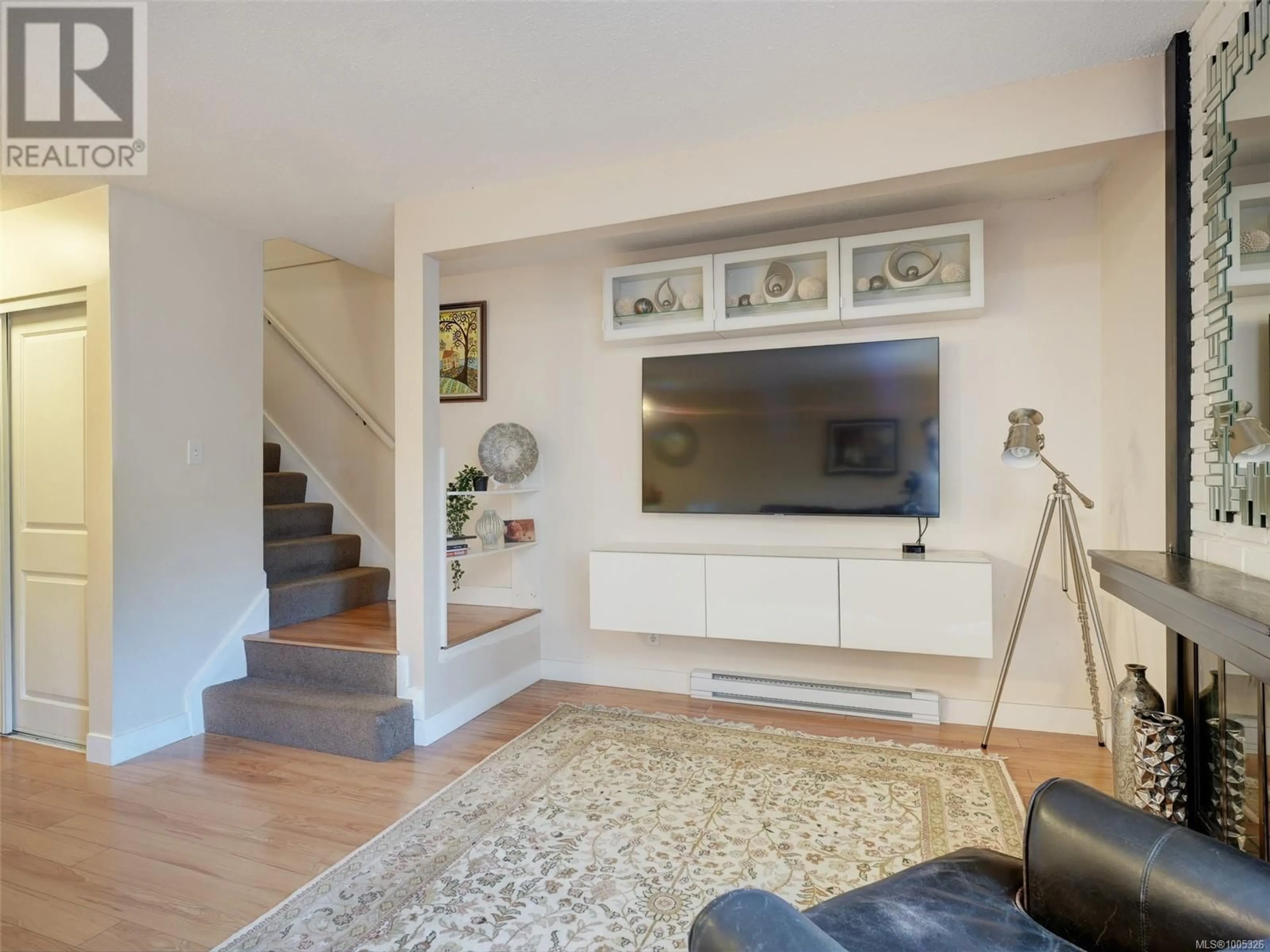 Living room with furniture, unknown for 205 - 642 AGNES STREET, Saanich British Columbia V8Z2E6