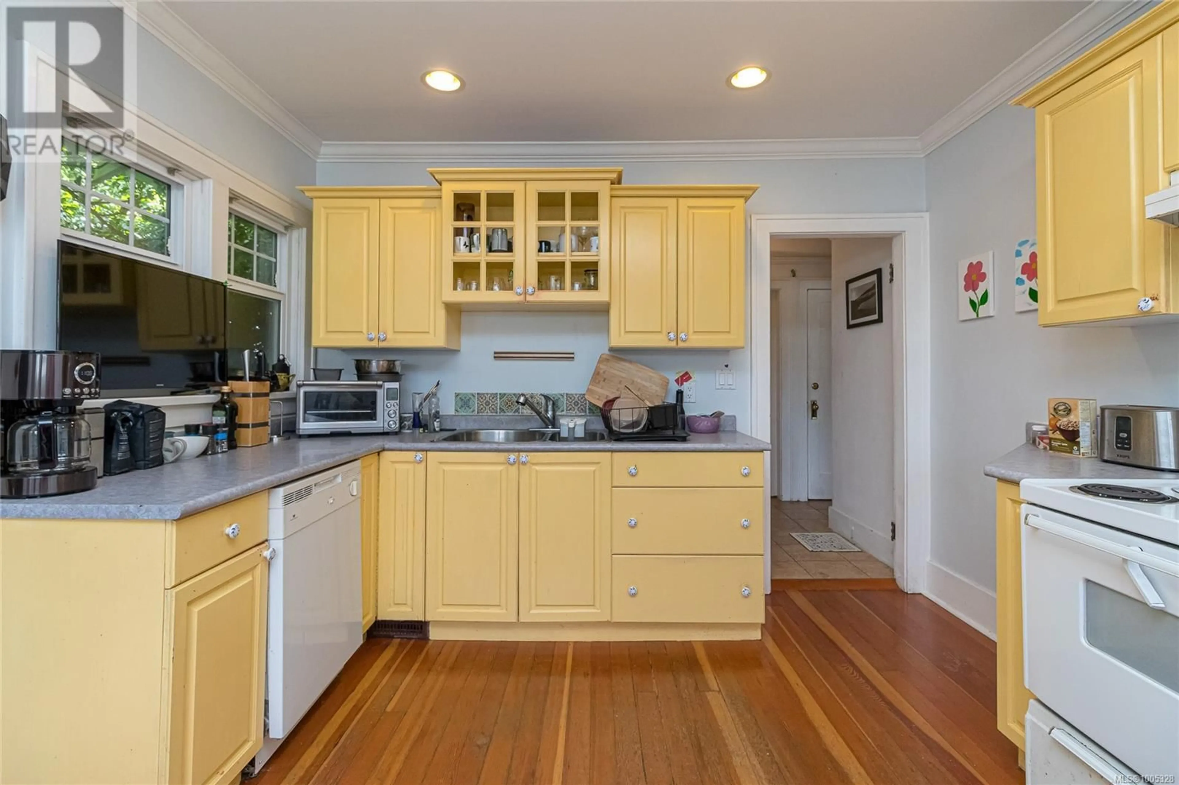Standard kitchen, unknown for 129 LINDEN AVENUE, Victoria British Columbia V8V4E2
