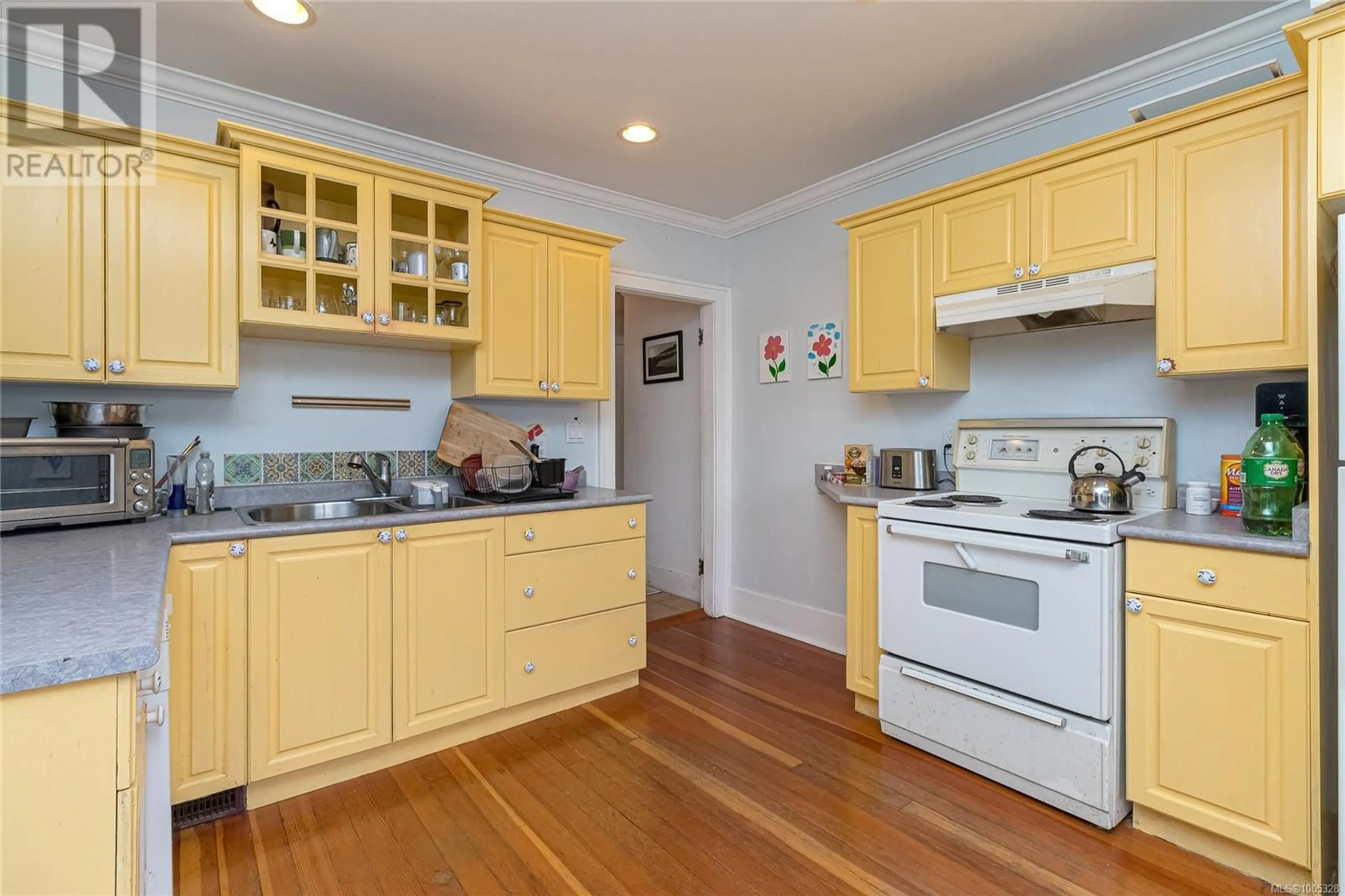 Standard kitchen, wood/laminate floor for 129 LINDEN AVENUE, Victoria British Columbia V8V4E2