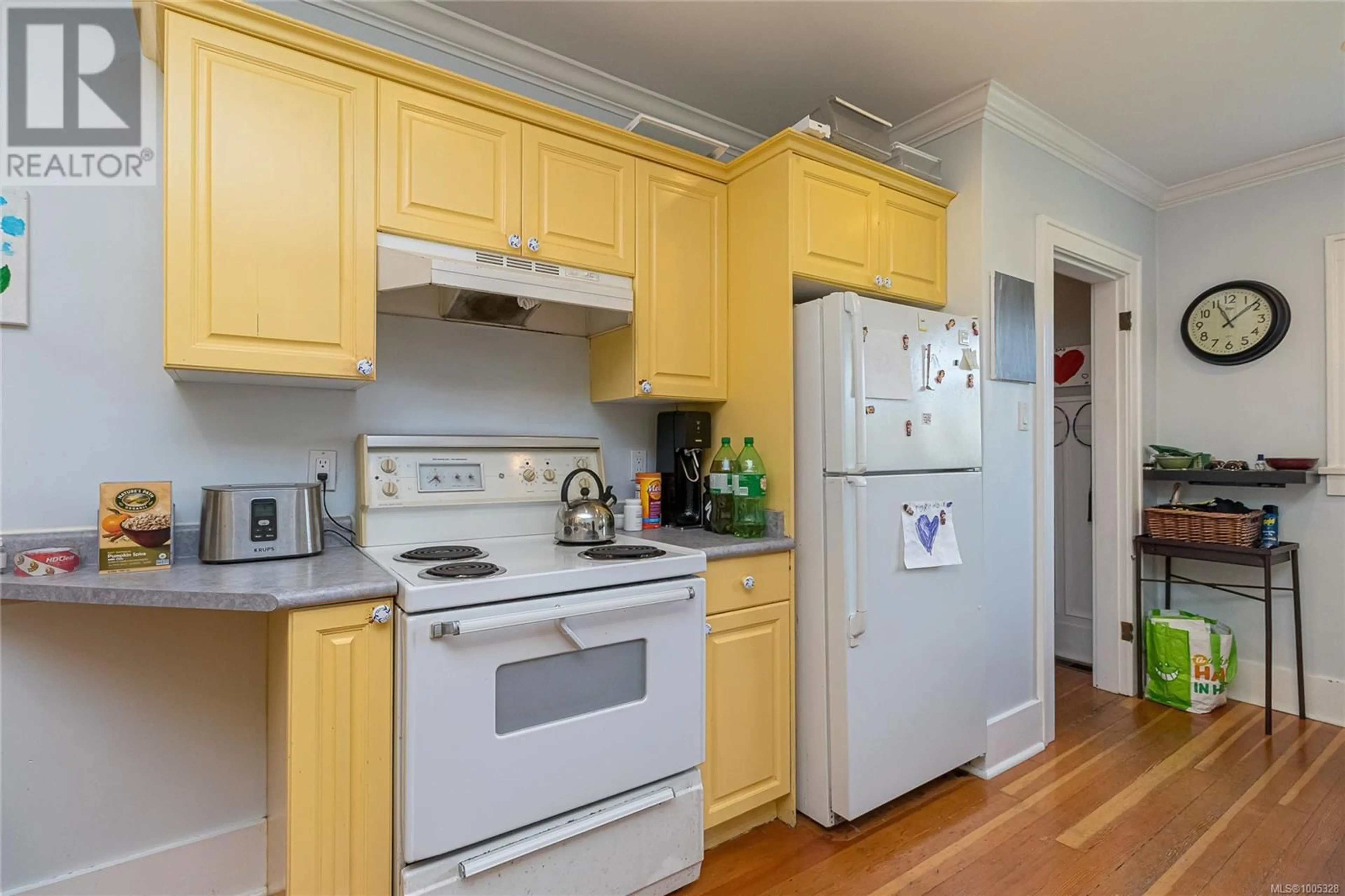 Standard kitchen, wood/laminate floor for 129 LINDEN AVENUE, Victoria British Columbia V8V4E2