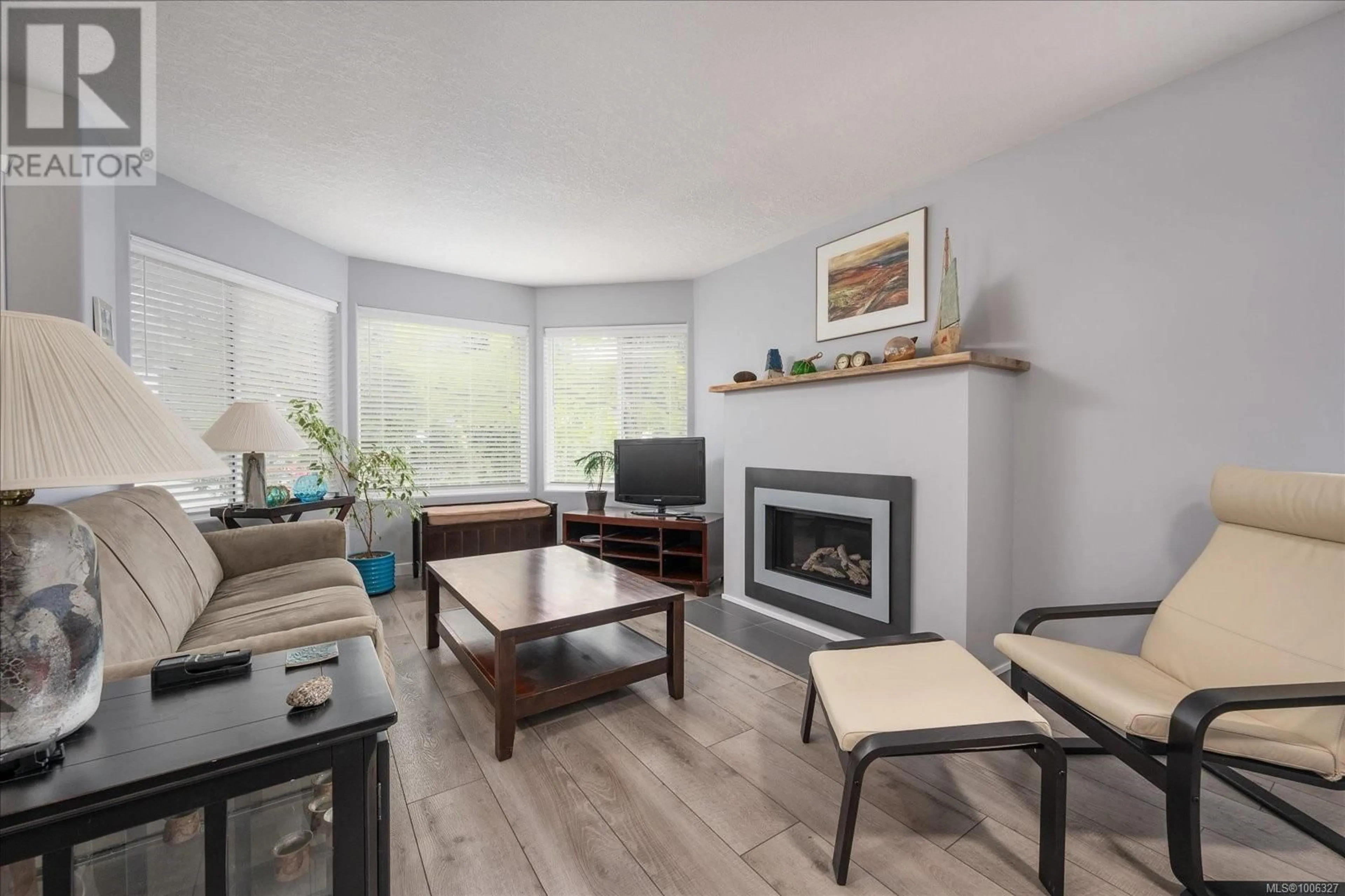 Living room with furniture, wood/laminate floor for 888 BROOKFIELD DRIVE, Nanaimo British Columbia V9R6P4