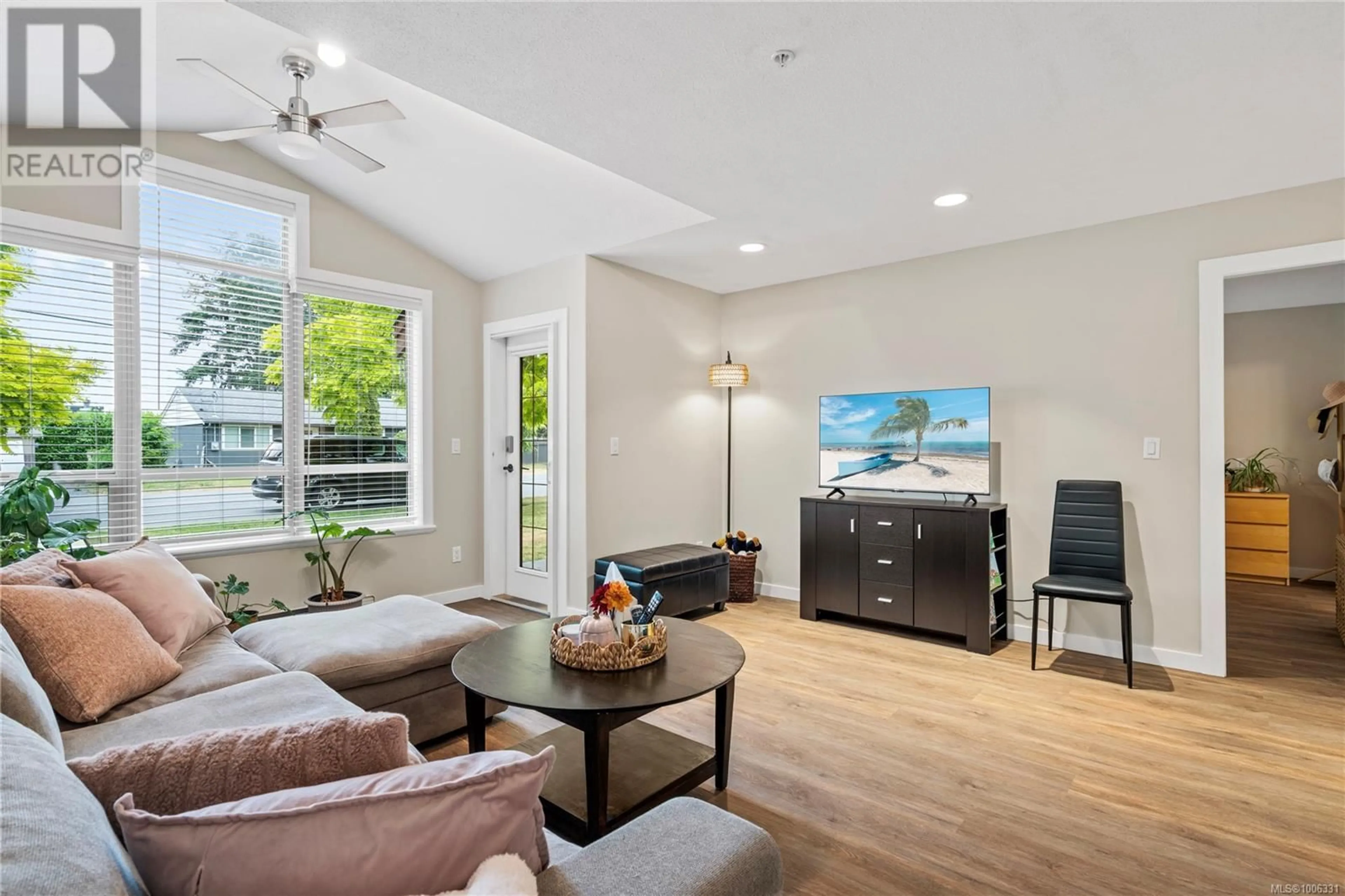 Living room with furniture, unknown for 806 - 261 MILLS STREET, Parksville British Columbia V9P2N5