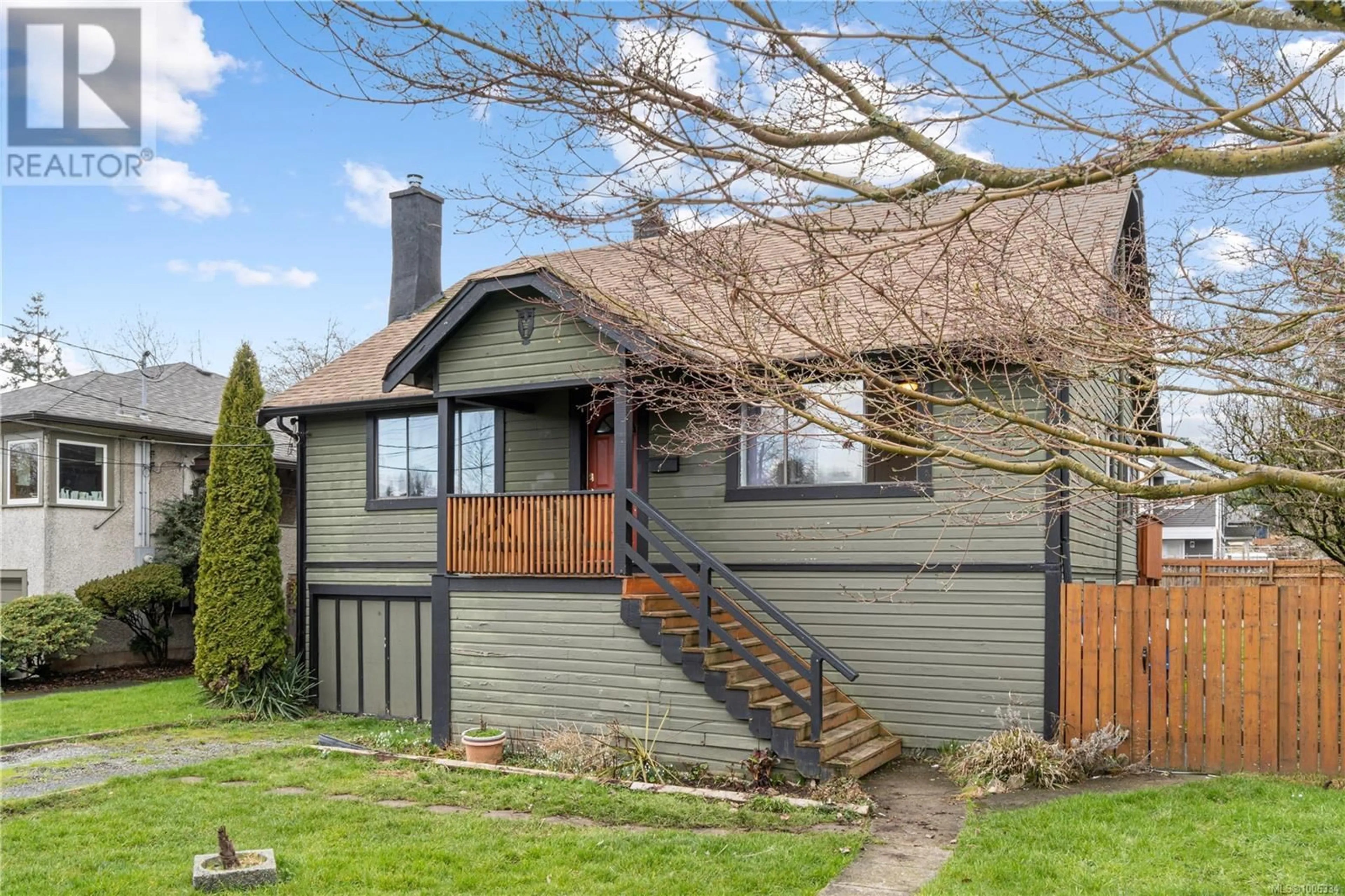 Home with vinyl exterior material, street for 401 HAMILTON AVENUE, Nanaimo British Columbia V9R4E7