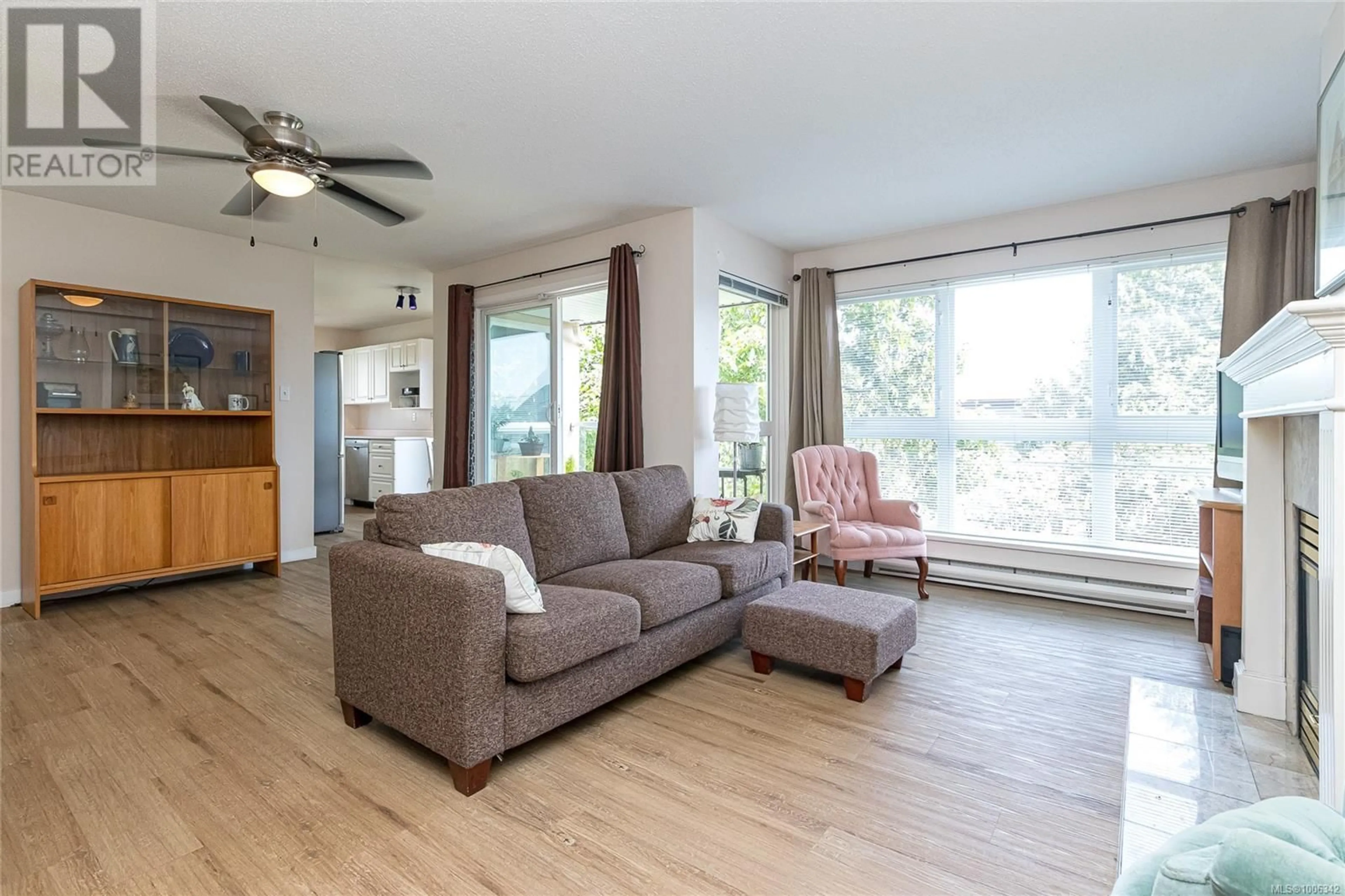 Living room with furniture, wood/laminate floor for 304 - 1501 RICHMOND AVENUE, Victoria British Columbia V8R4P7