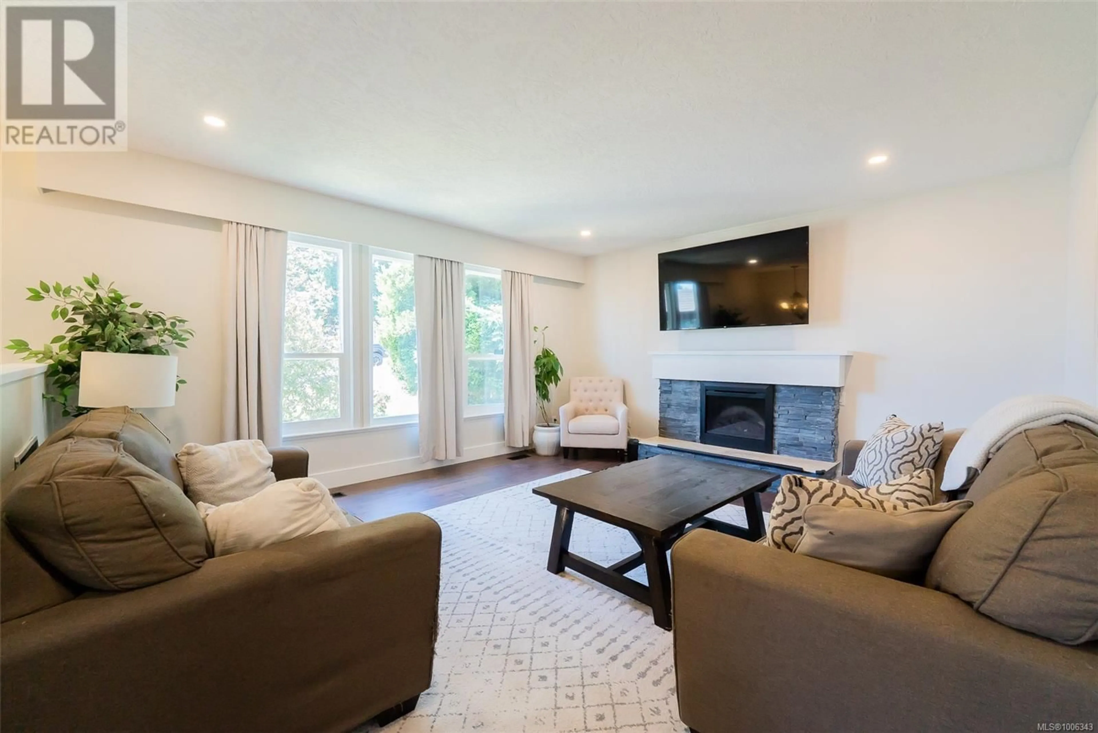 Living room with furniture, wood/laminate floor for 3460 COUNTRY CLUB DRIVE, Nanaimo British Columbia V9T3B4