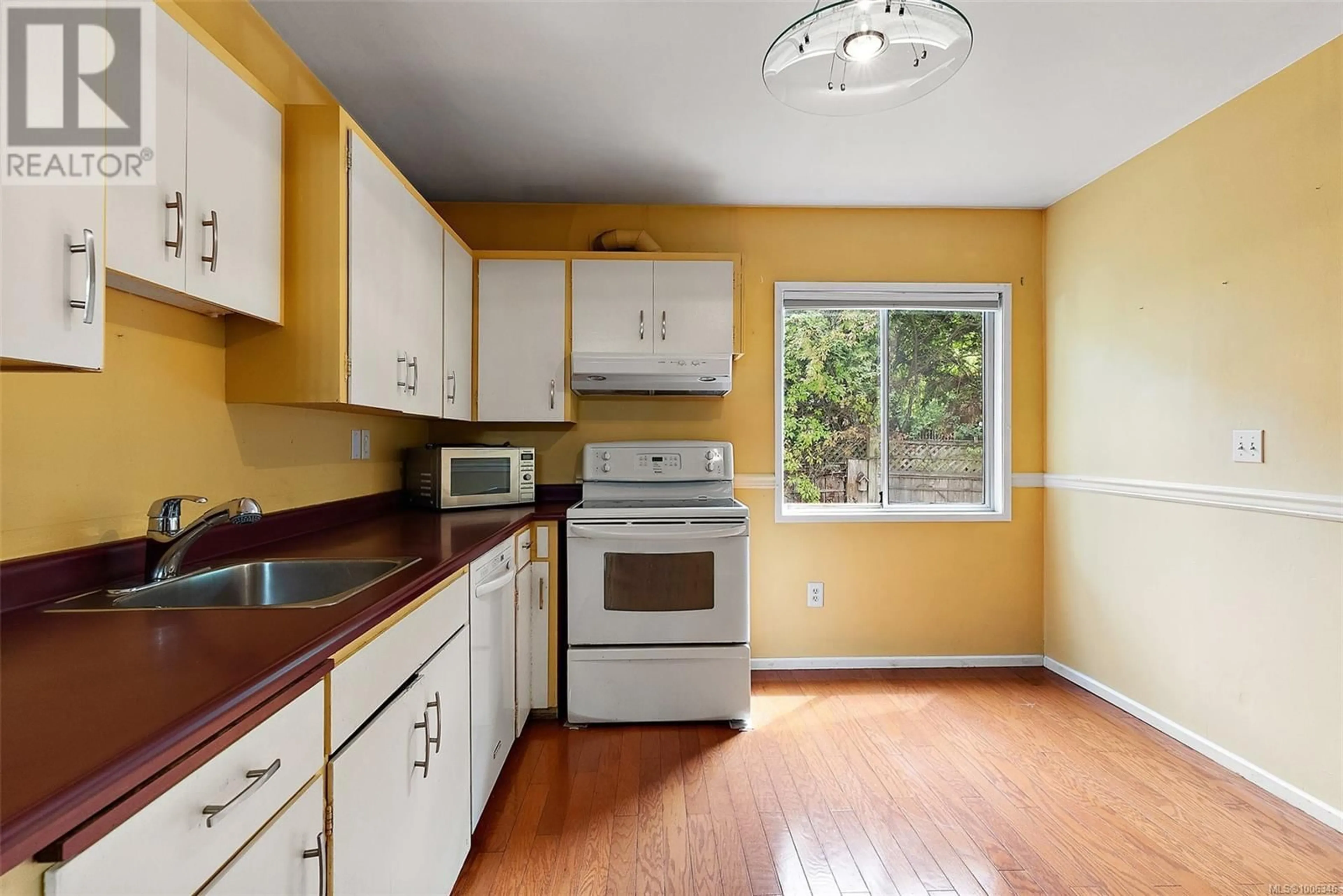Standard kitchen, unknown for B - 1723 FELTHAM ROAD, Saanich British Columbia V8N2A4