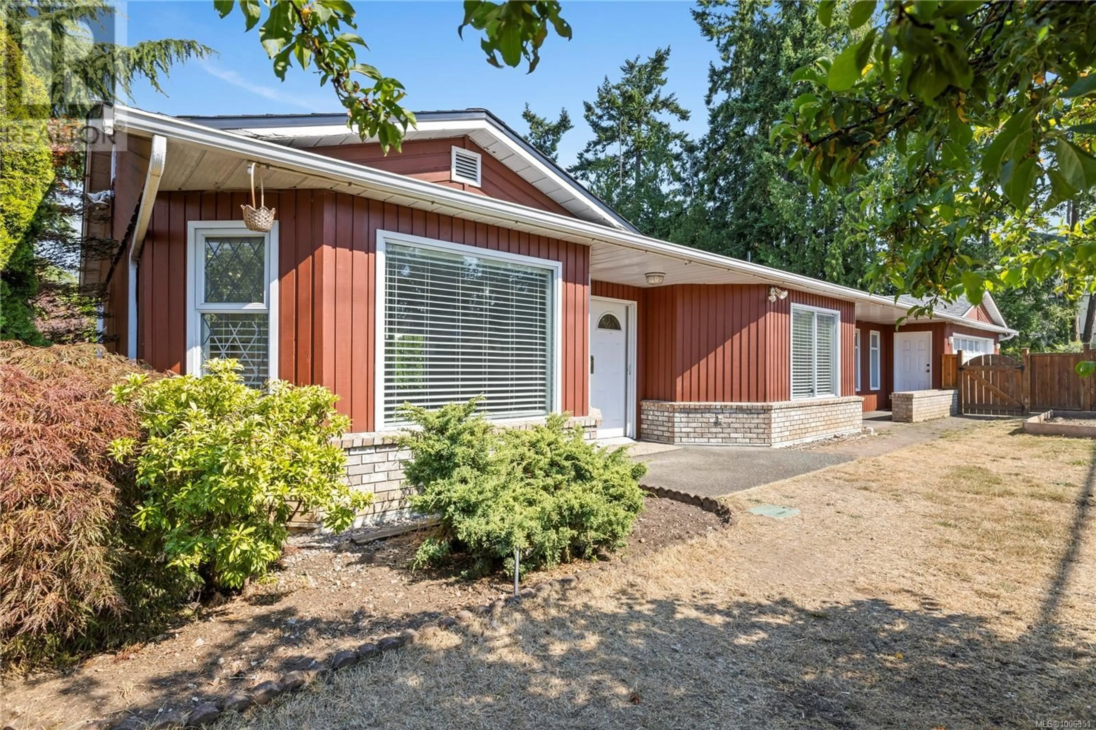 Home with vinyl exterior material, street for 332 MOILLIET STREET SOUTH, Parksville British Columbia V9P1K1
