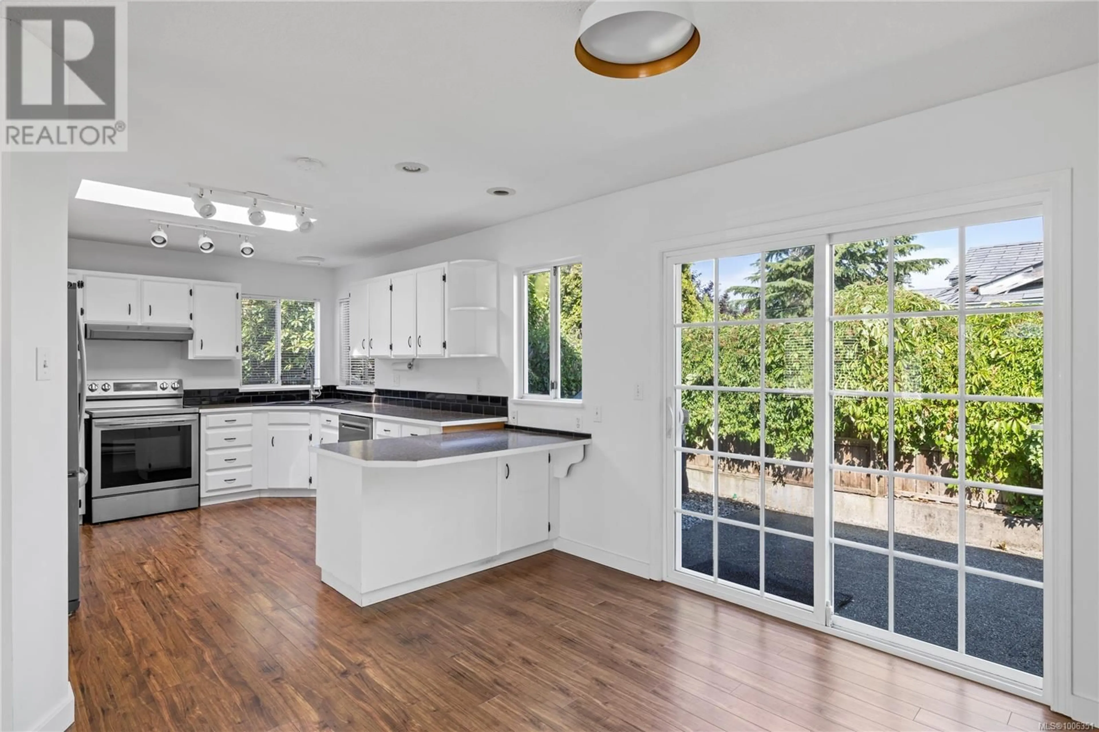 Open concept kitchen, ceramic/tile floor for 332 MOILLIET STREET SOUTH, Parksville British Columbia V9P1K1