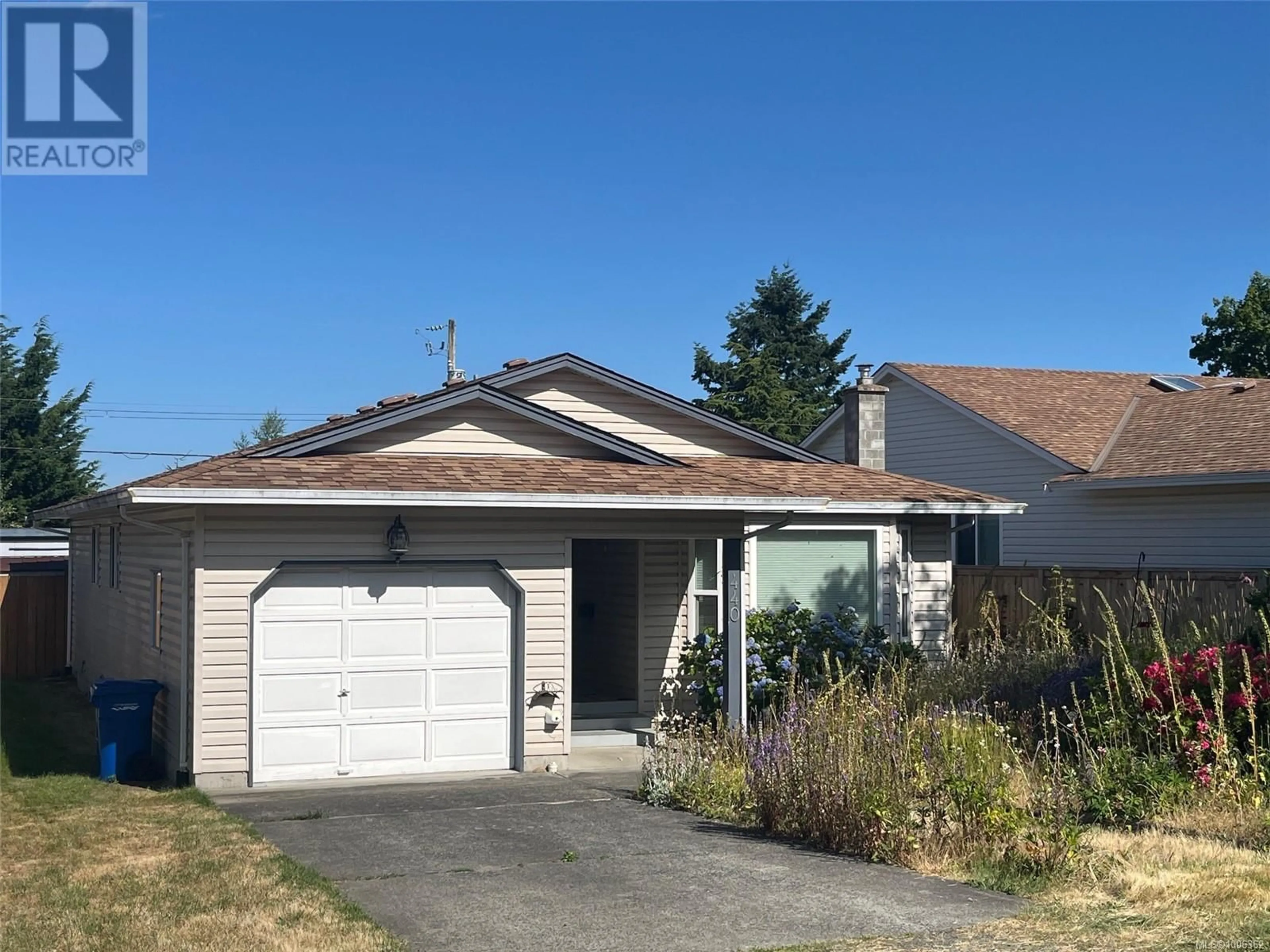Home with vinyl exterior material, street for 440 HILLCREST AVENUE, Nanaimo British Columbia V9R3M1