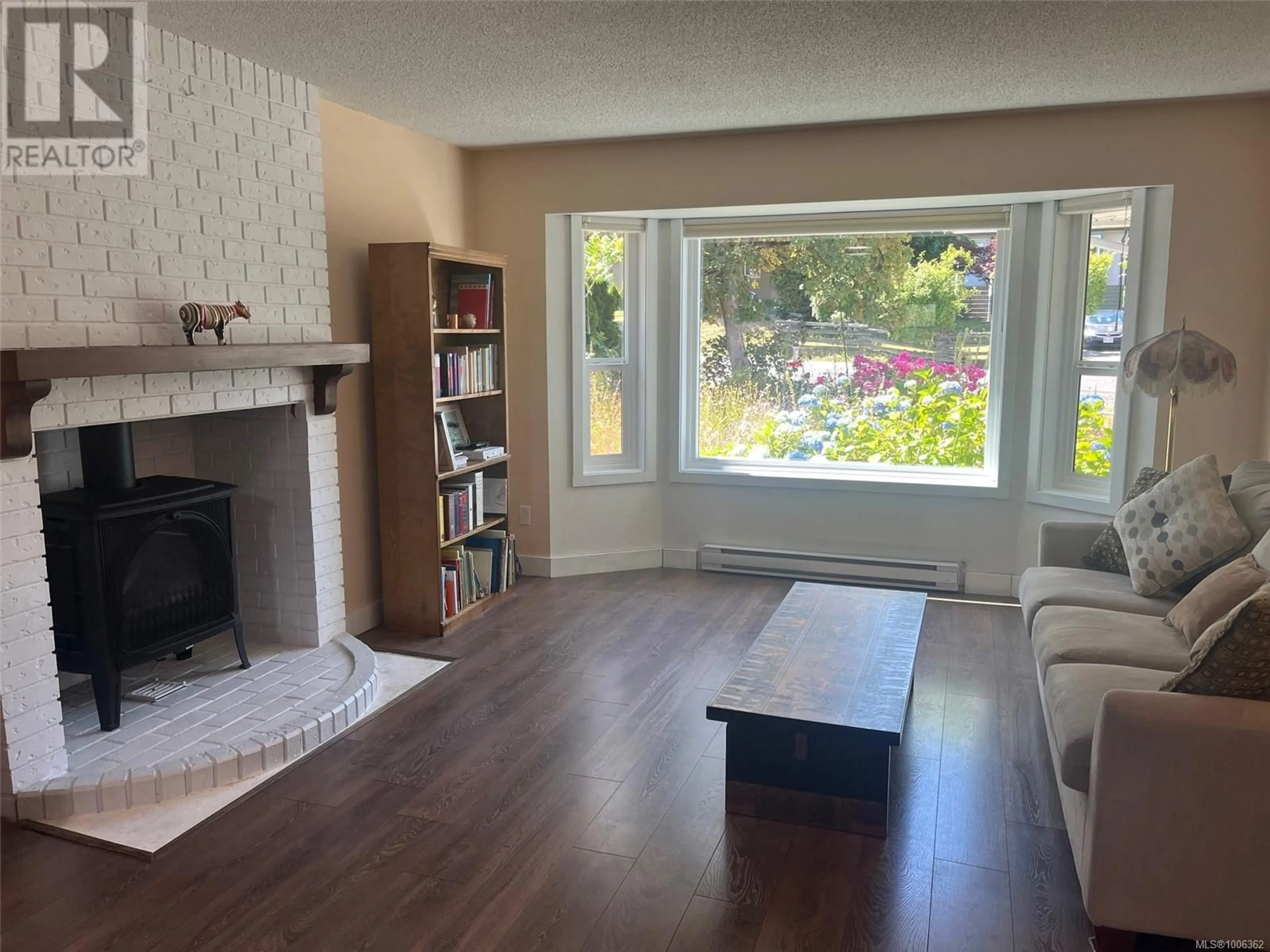 Living room with furniture, wood/laminate floor for 440 HILLCREST AVENUE, Nanaimo British Columbia V9R3M1