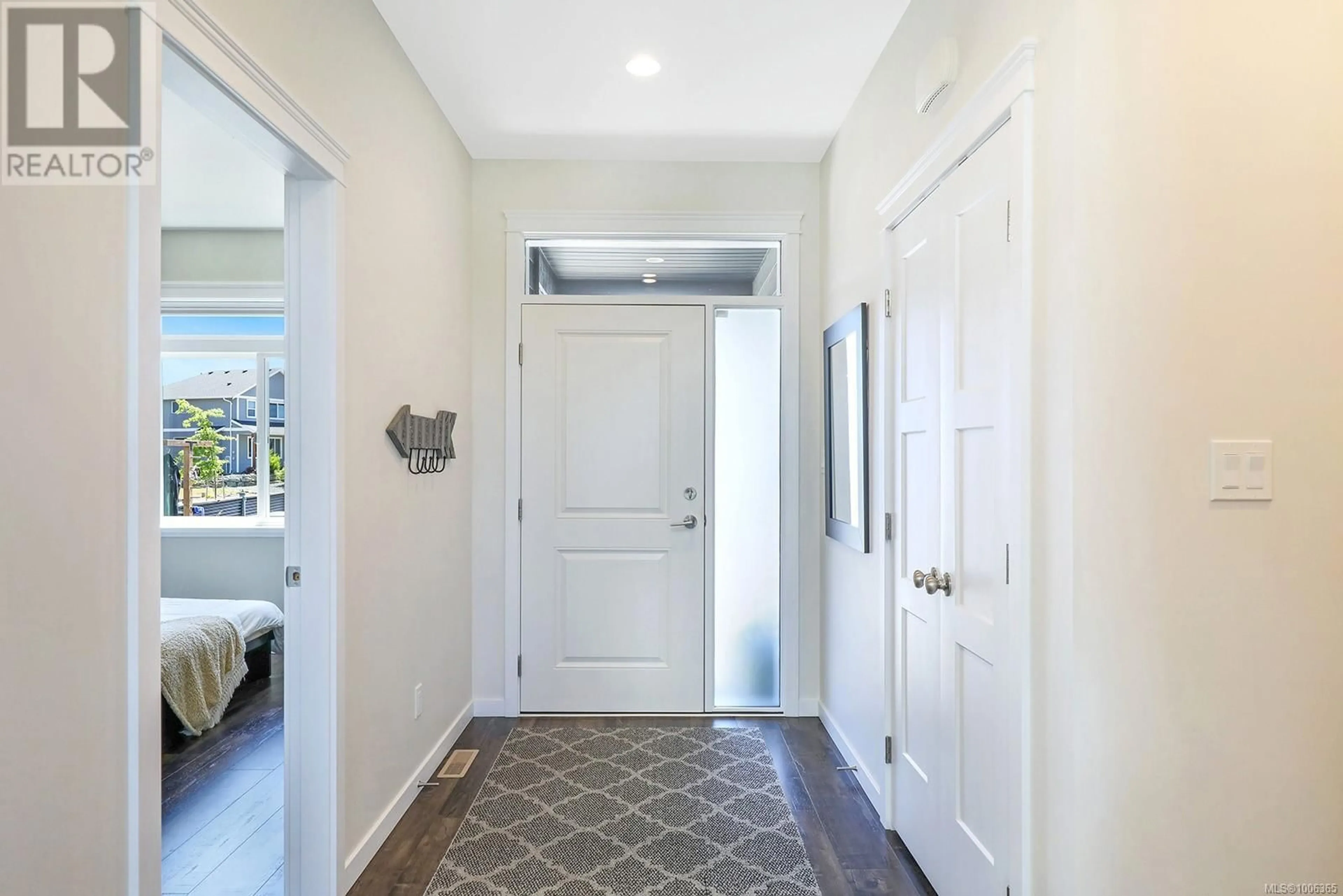 Indoor entryway for 2415 BEAUMONT CRESCENT, Cumberland British Columbia V0R1S0