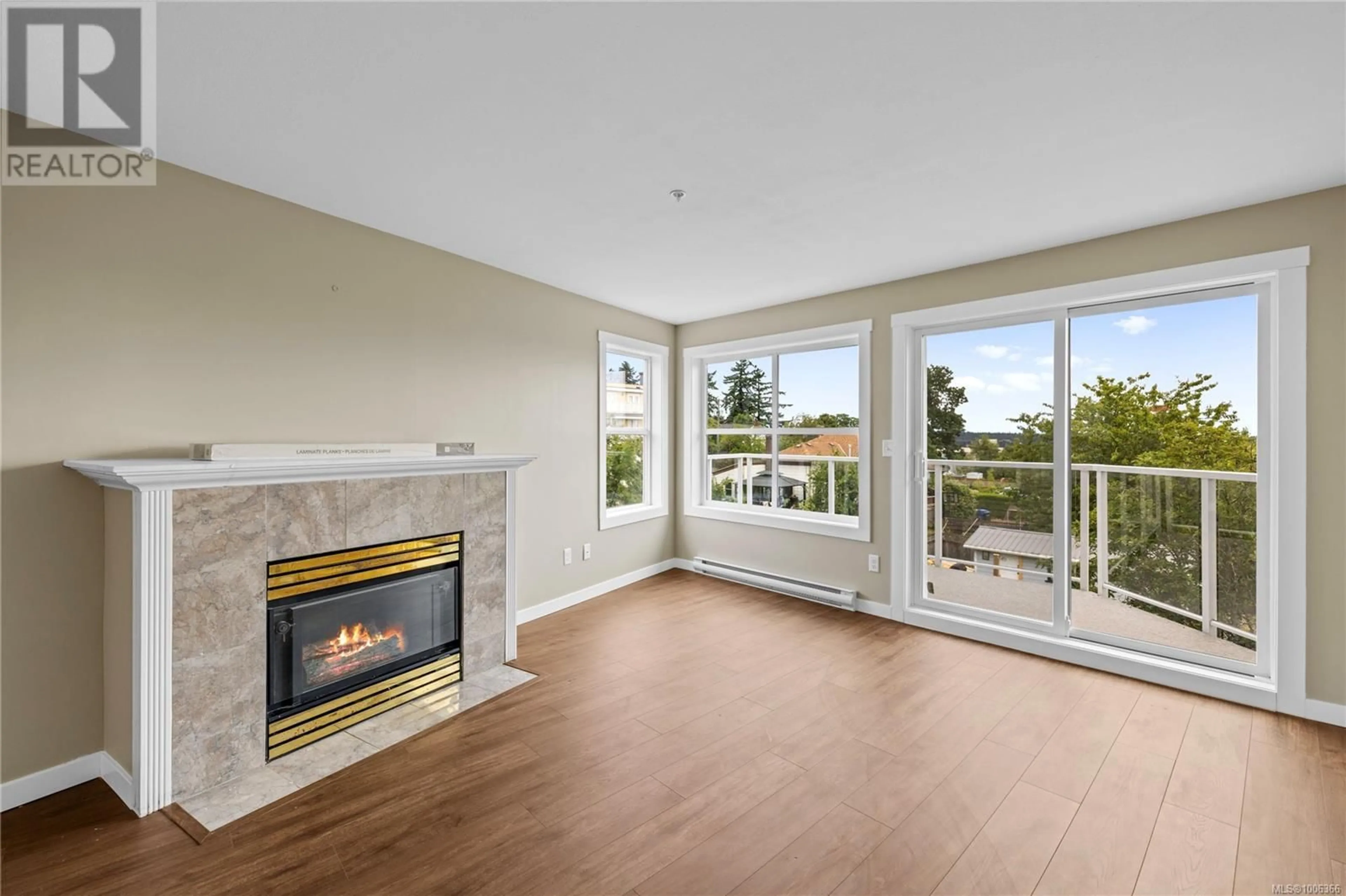Living room with furniture, wood/laminate floor for 304 - 650 PRIDEAUX STREET, Nanaimo British Columbia V9R2P1