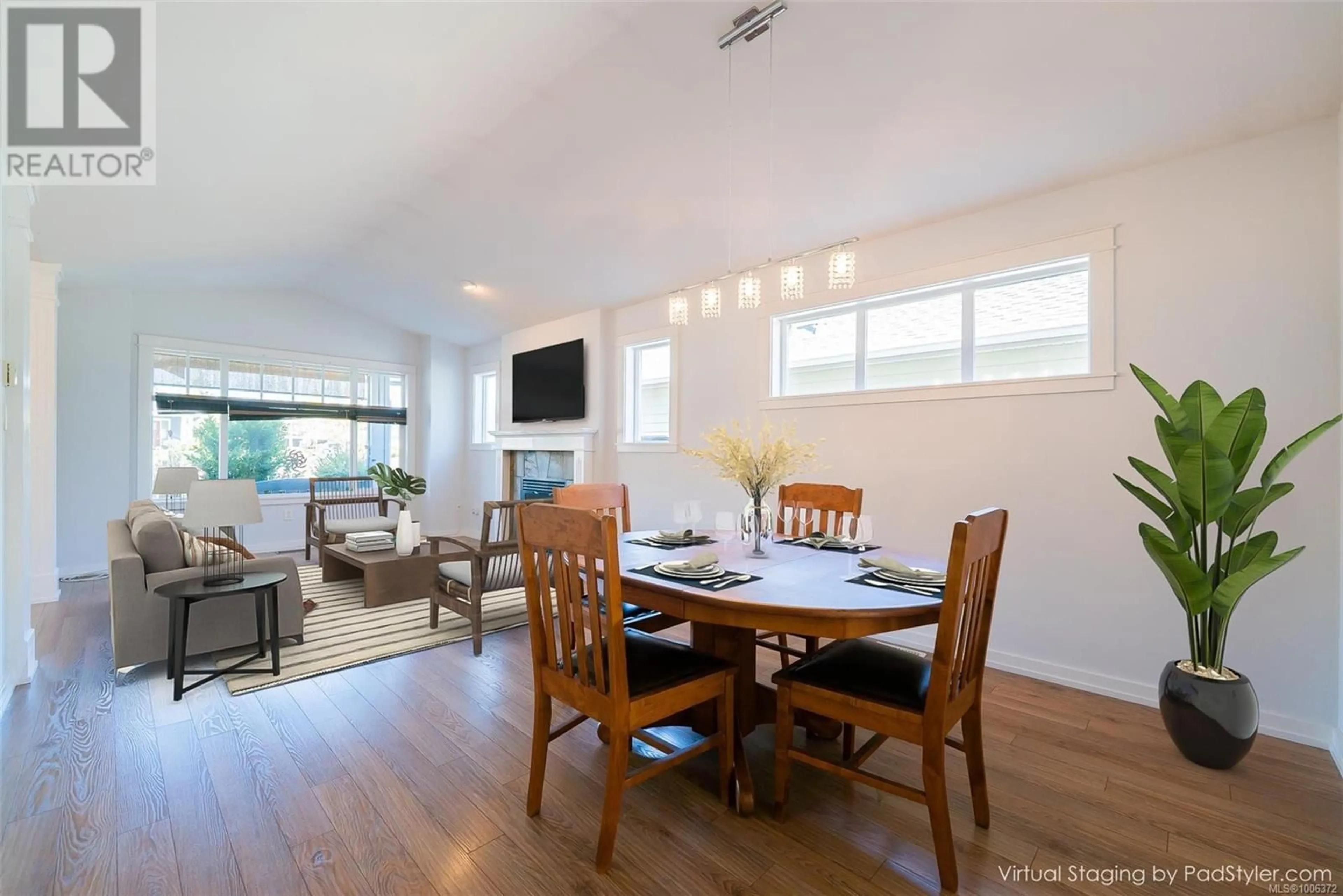 Dining room, wood/laminate floor for 428 DAY PLACE, Parksville British Columbia V9P1Z6