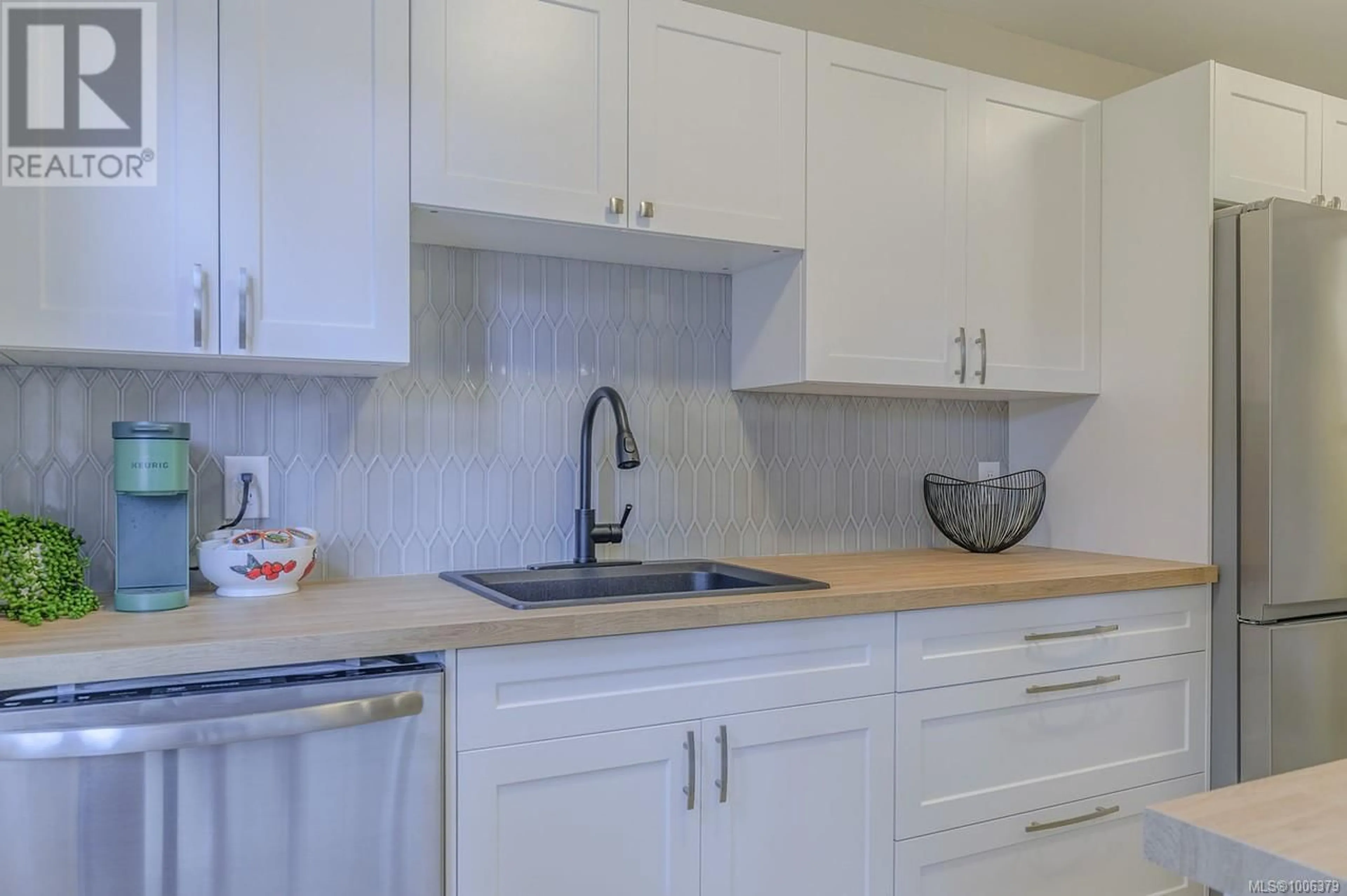 Standard kitchen, unknown for 24 - 507 NINTH STREET, Nanaimo British Columbia V9R1A8