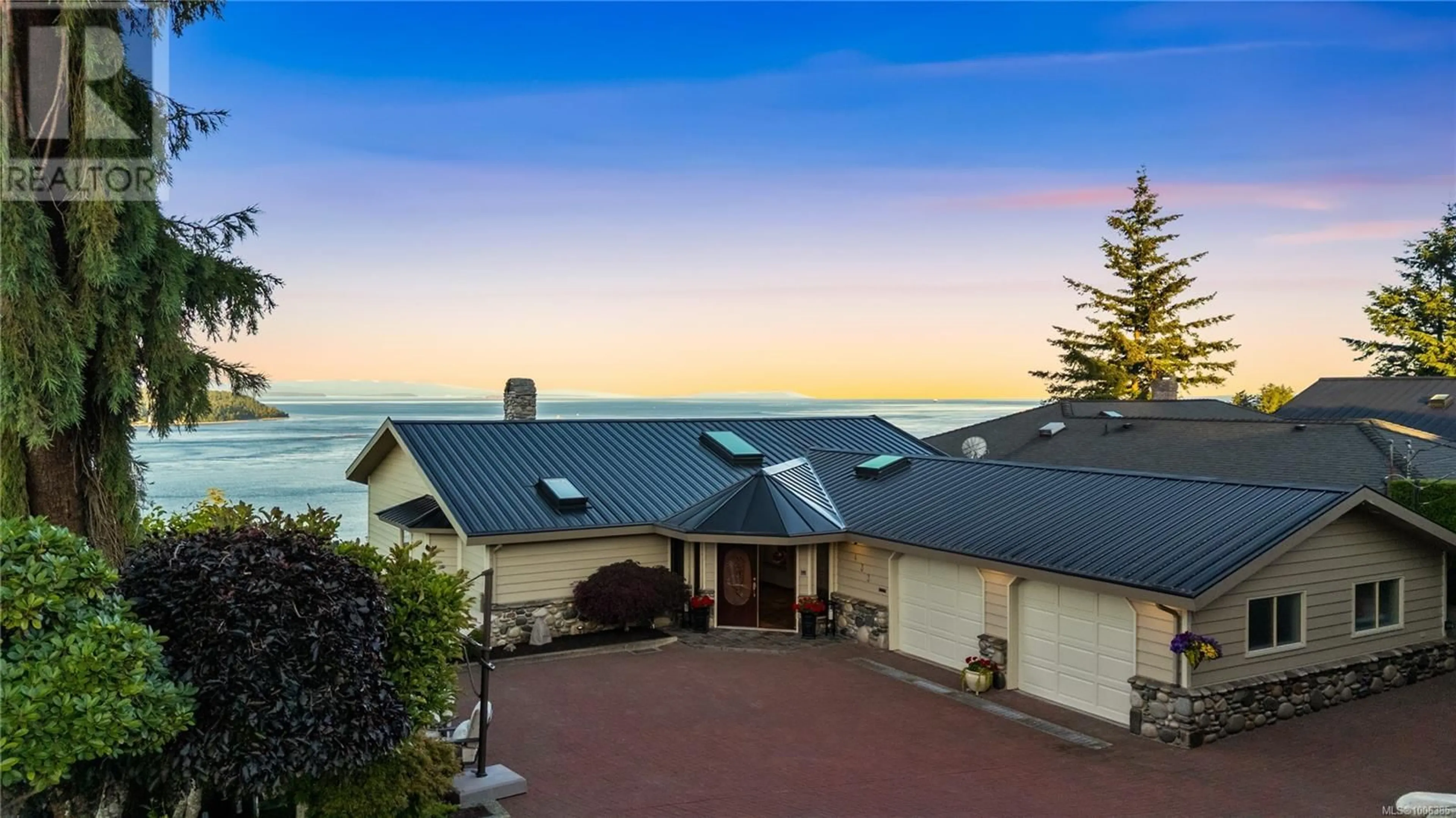 A pic from outside/outdoor area/front of a property/back of a property/a pic from drone, water/lake/river/ocean view for 433 EAGLE RIDGE ROAD, Campbell River British Columbia V9W6B4