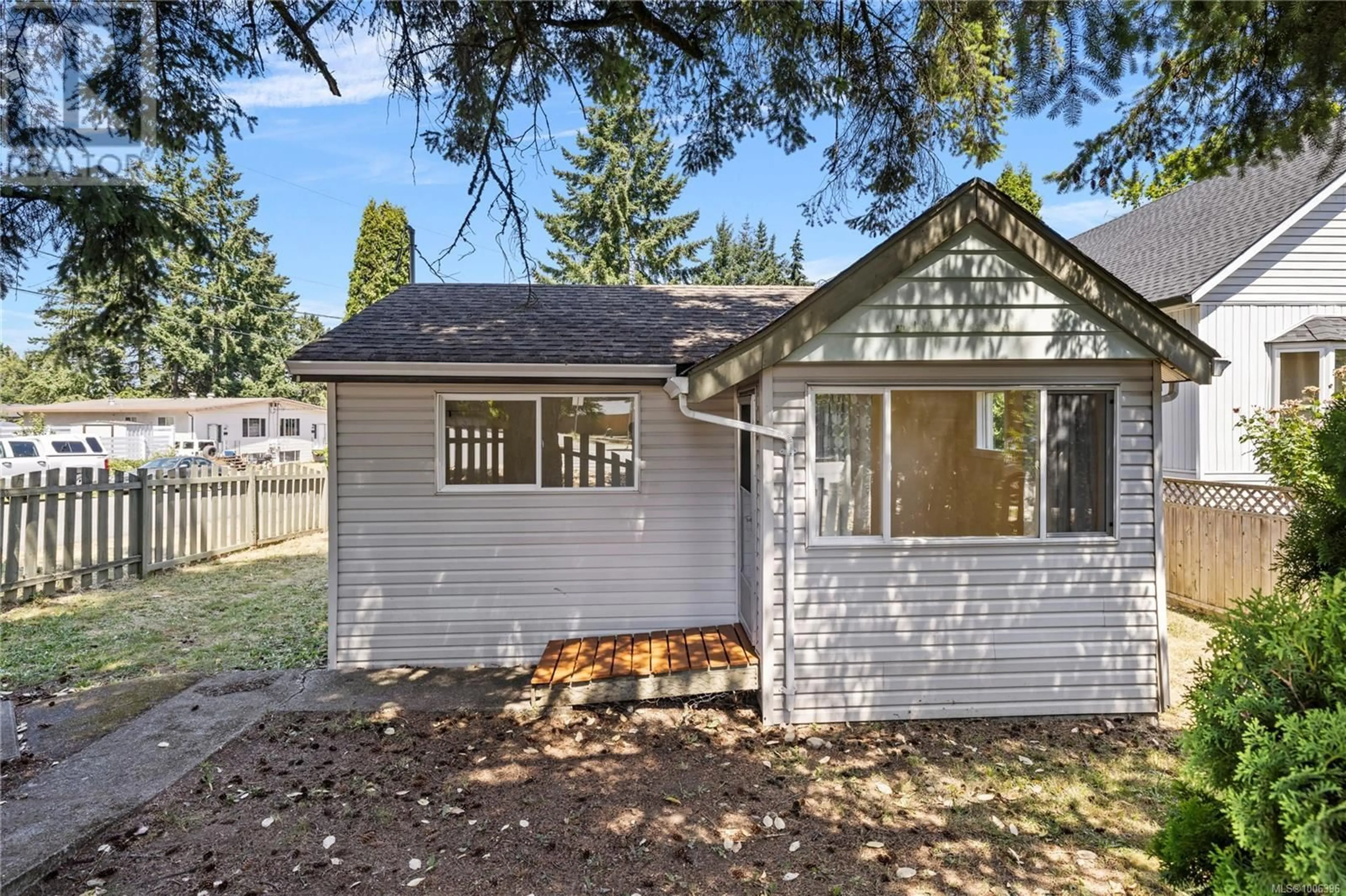 Home with vinyl exterior material, street for 1190 TOWNSITE ROAD, Nanaimo British Columbia V9S1M7