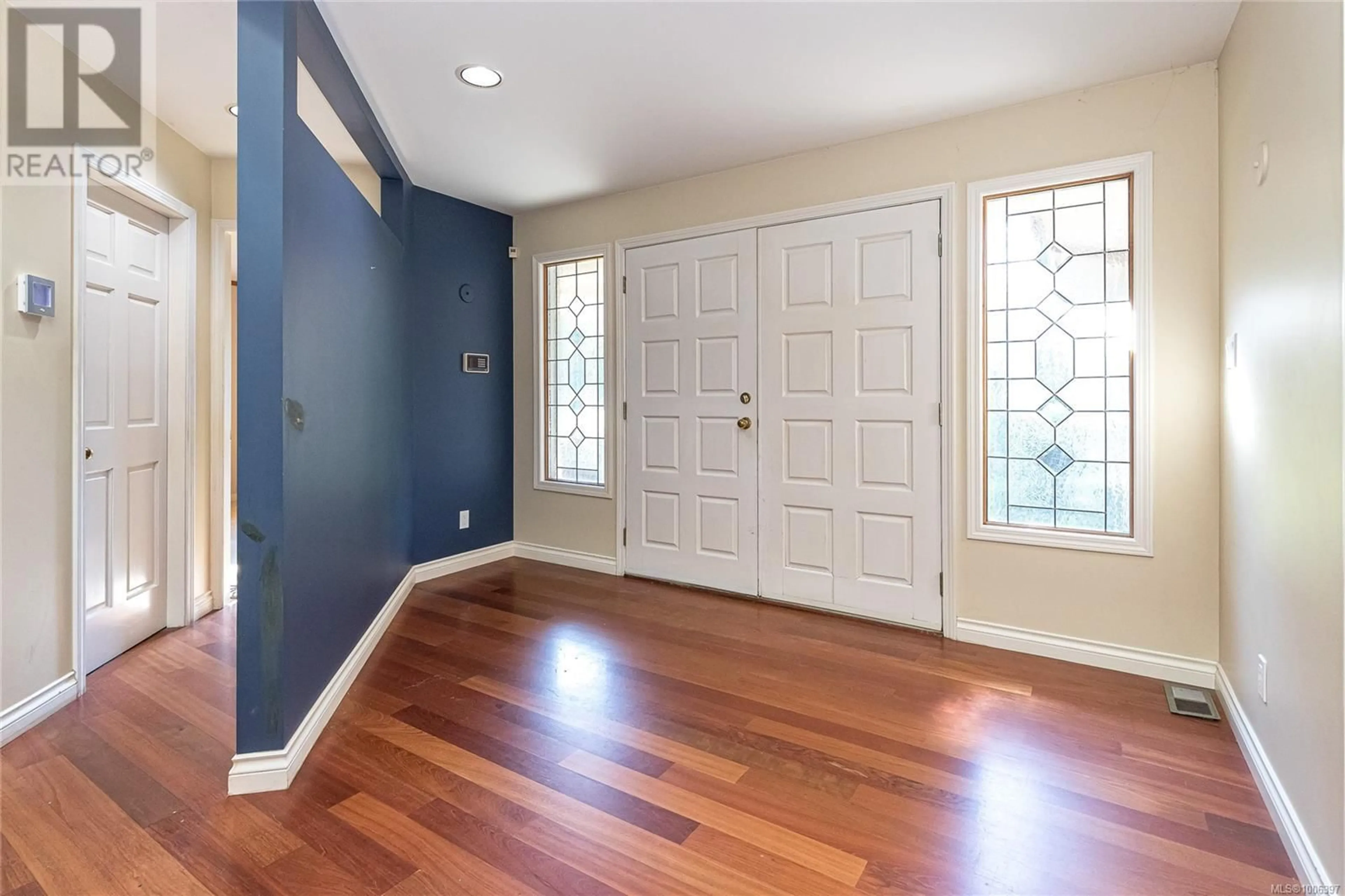 Indoor entryway for 3910 GIBSON COURT, Saanich British Columbia V8N6E2