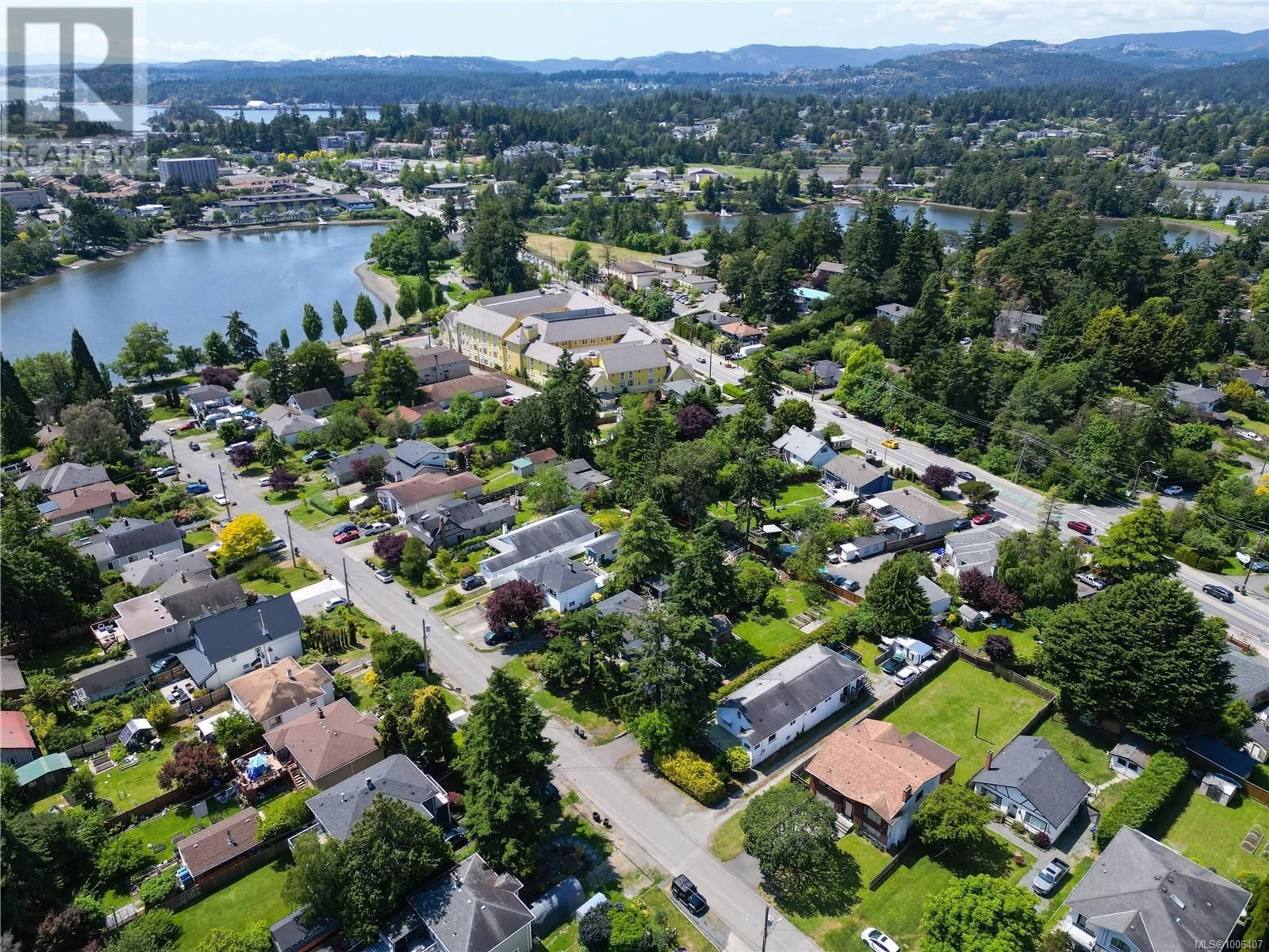 A pic from outside/outdoor area/front of a property/back of a property/a pic from drone, water/lake/river/ocean view for 2844 ROCKWELL AVENUE, Saanich British Columbia V9A2M9