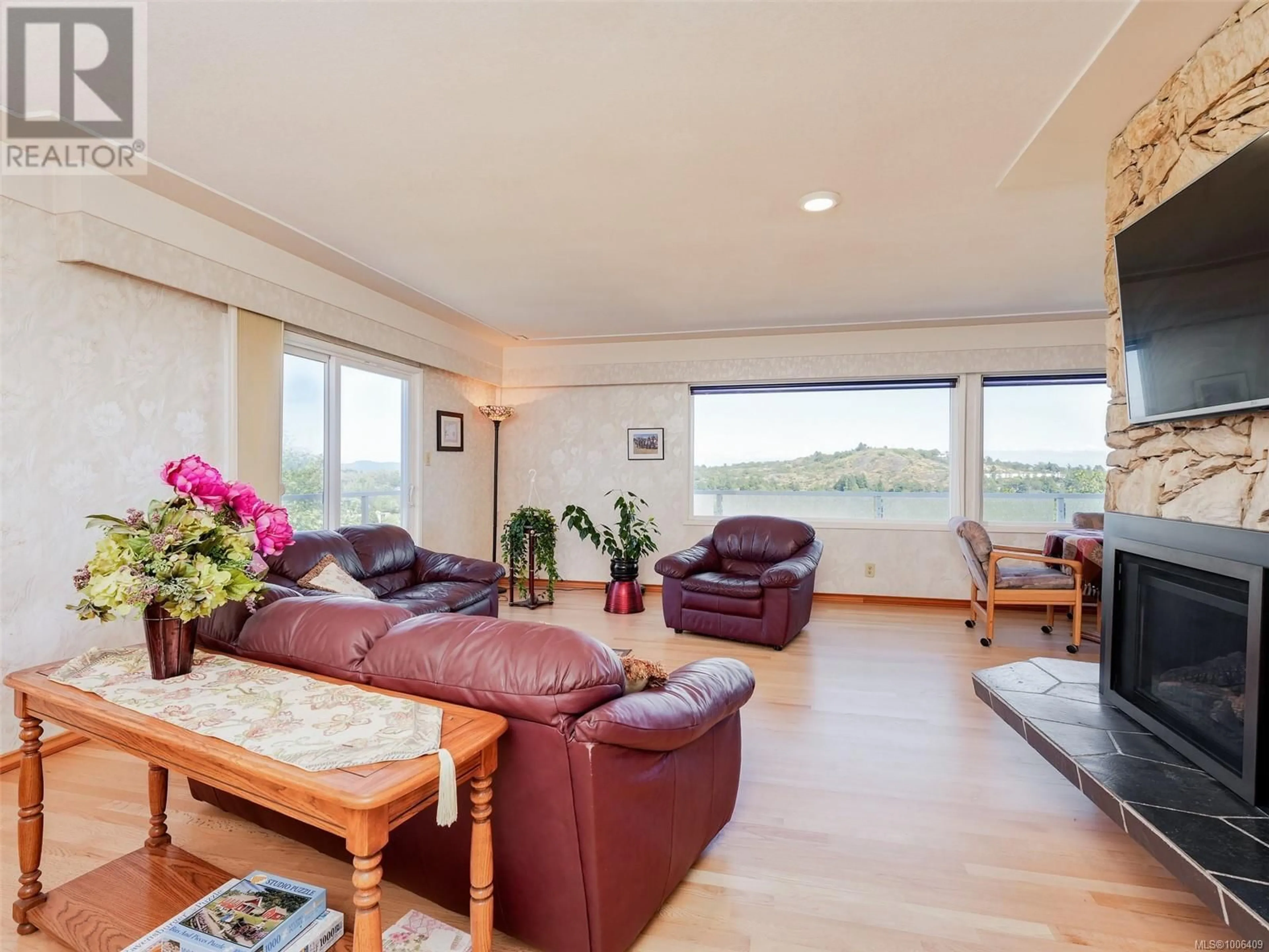 Living room with furniture, wood/laminate floor for 1472 BANFF PLACE, Saanich British Columbia V8P2E8