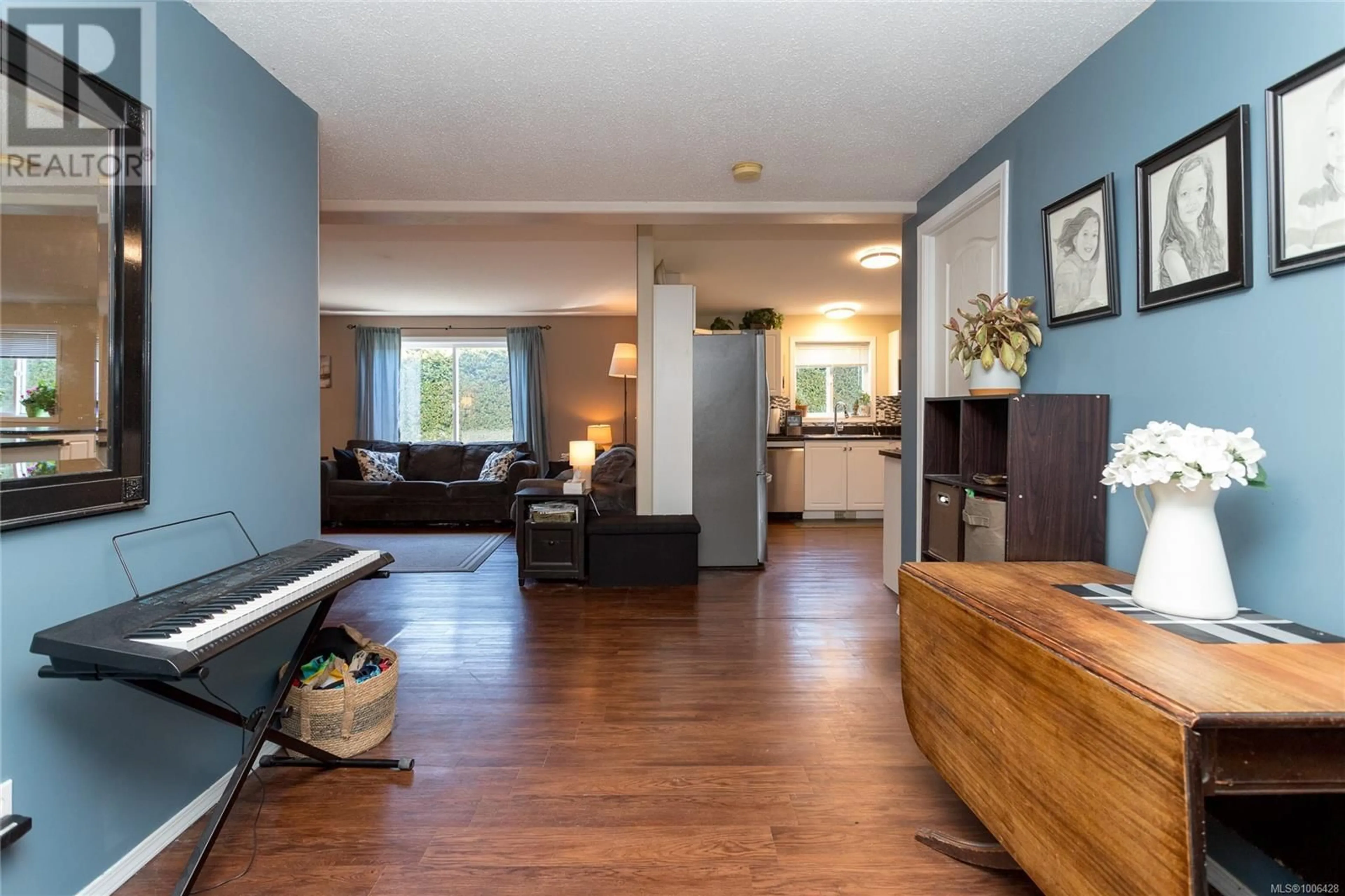 Living room with furniture, wood/laminate floor for 165 - 1751 NORTHGATE ROAD, Cobble Hill British Columbia V0R1L6