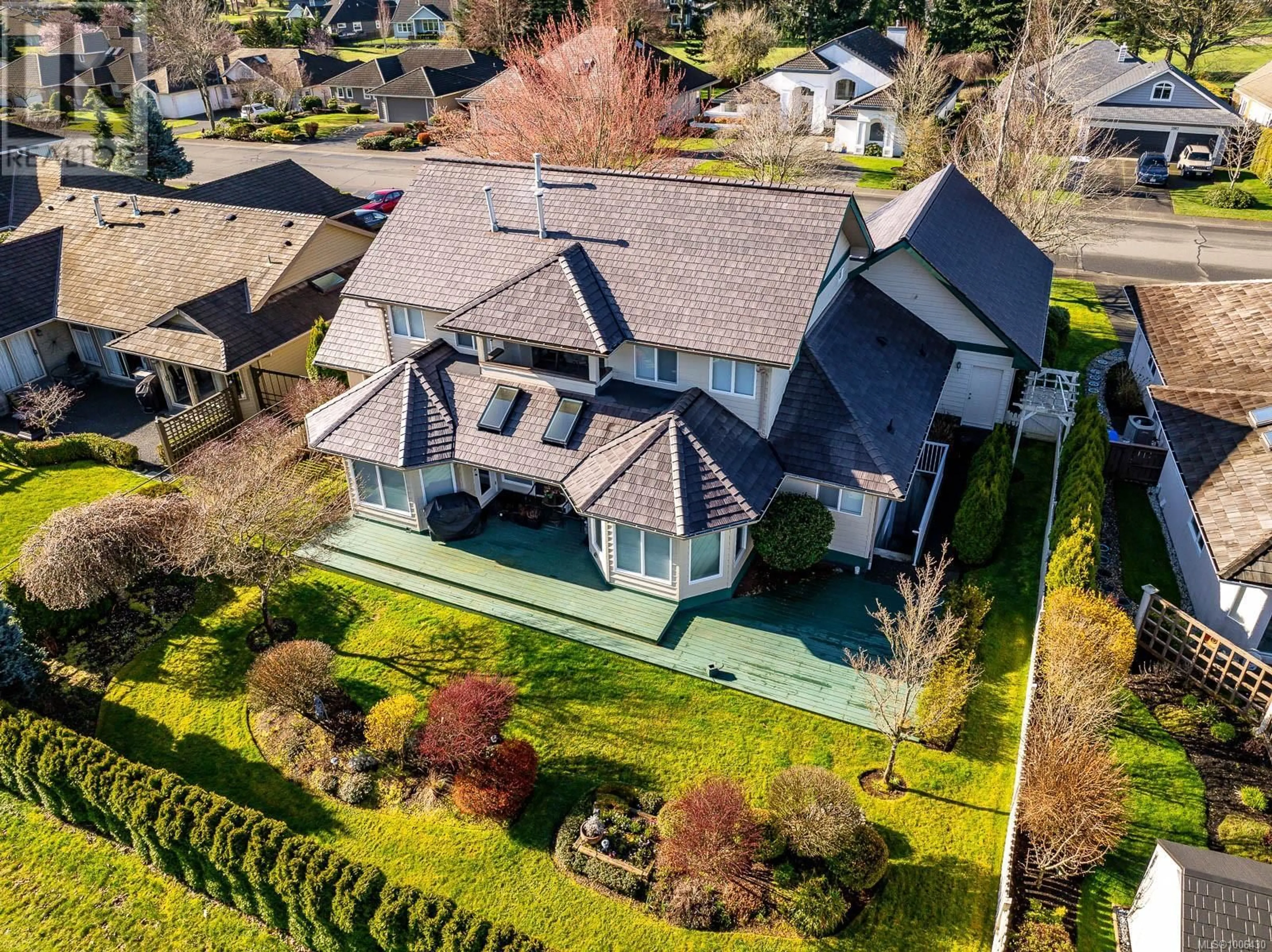 A pic from outside/outdoor area/front of a property/back of a property/a pic from drone, street for 2996 ROYAL VISTA WAY, Courtenay British Columbia V9N9X3