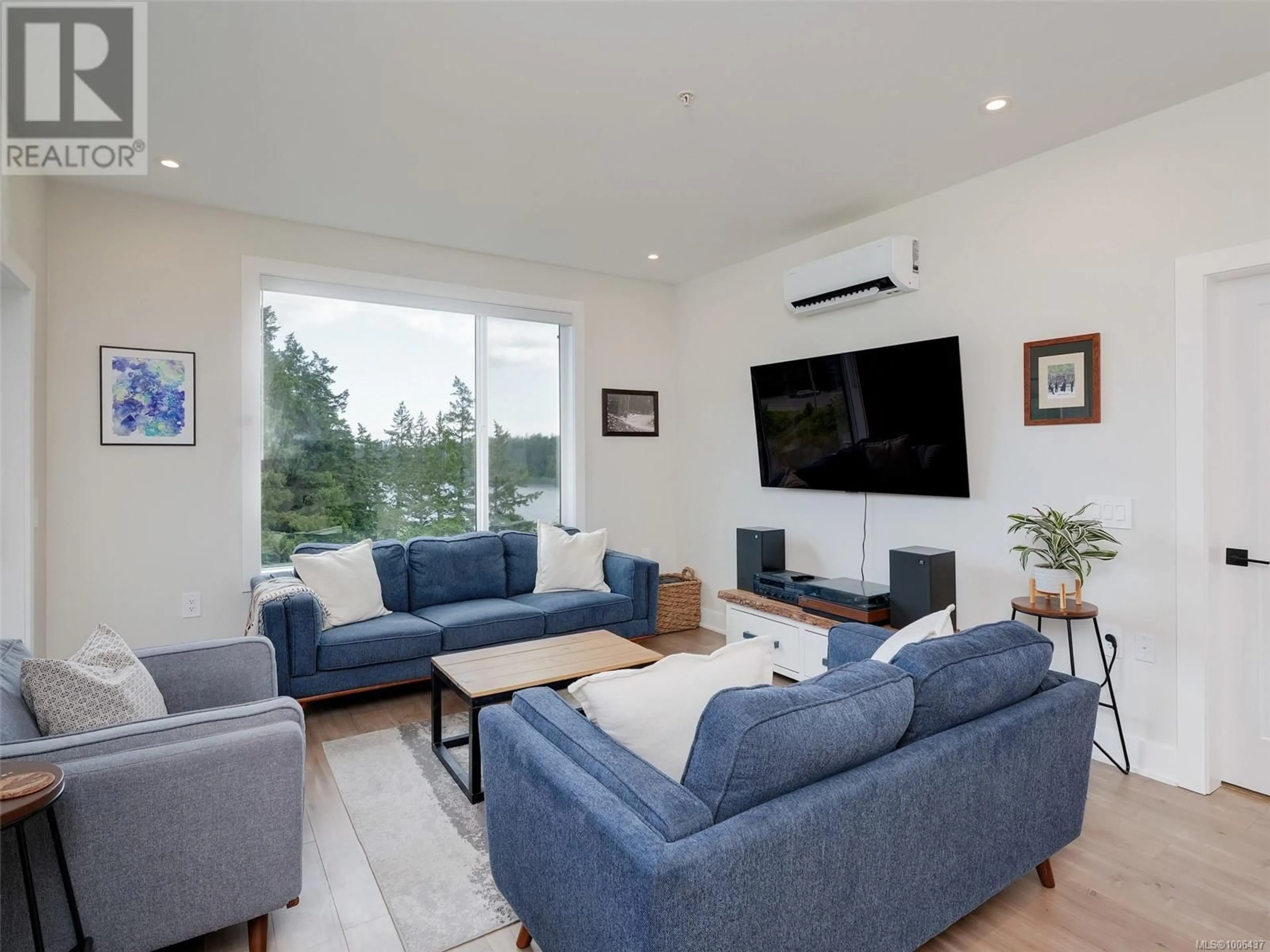 Living room with furniture, wood/laminate floor for 605 - 1361 GOLDSTREAM AVENUE, Langford British Columbia V9B2W2