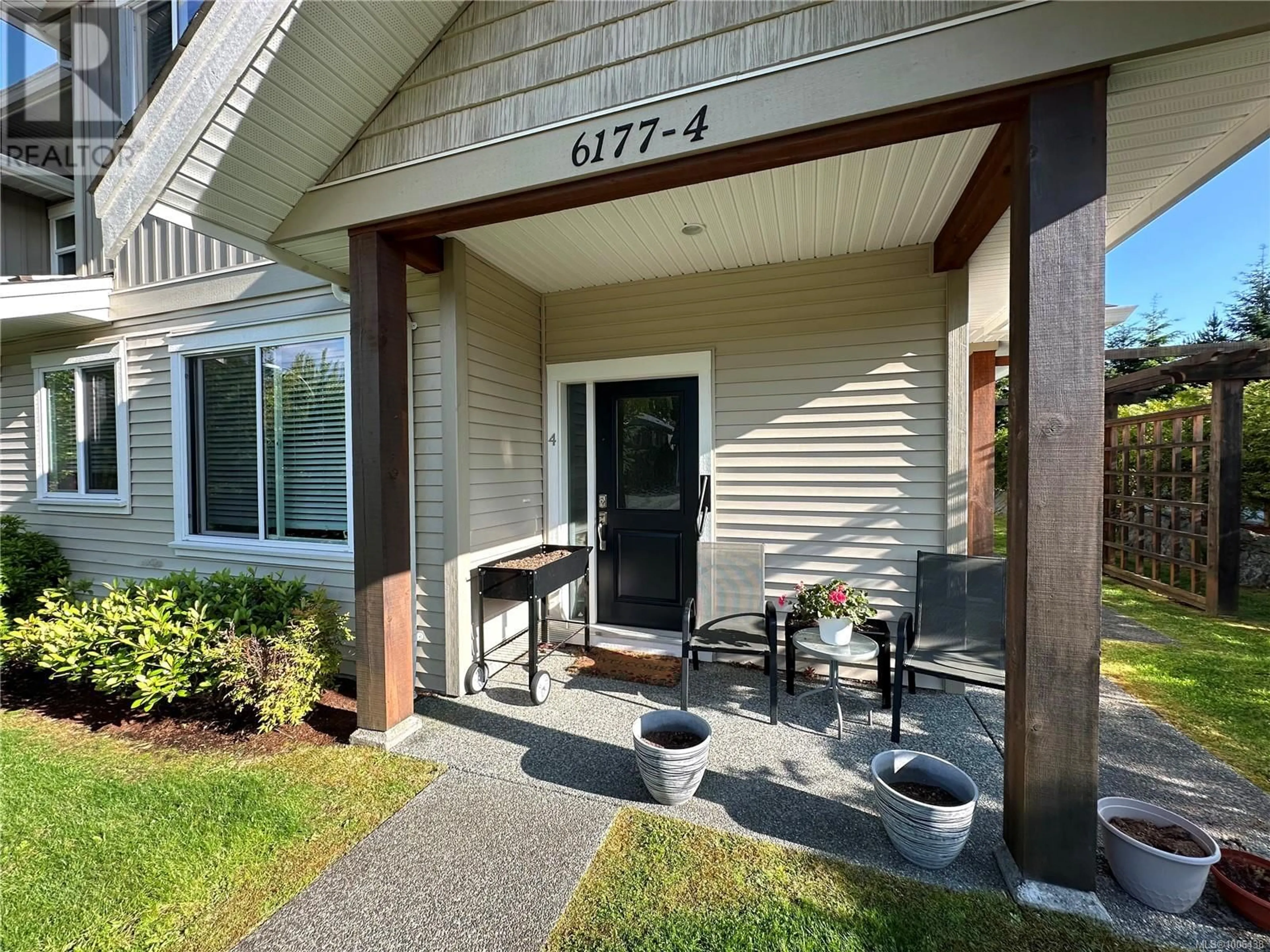 Indoor entryway for 4 - 6177 NITINAT WAY, Nanaimo British Columbia V9V0A9