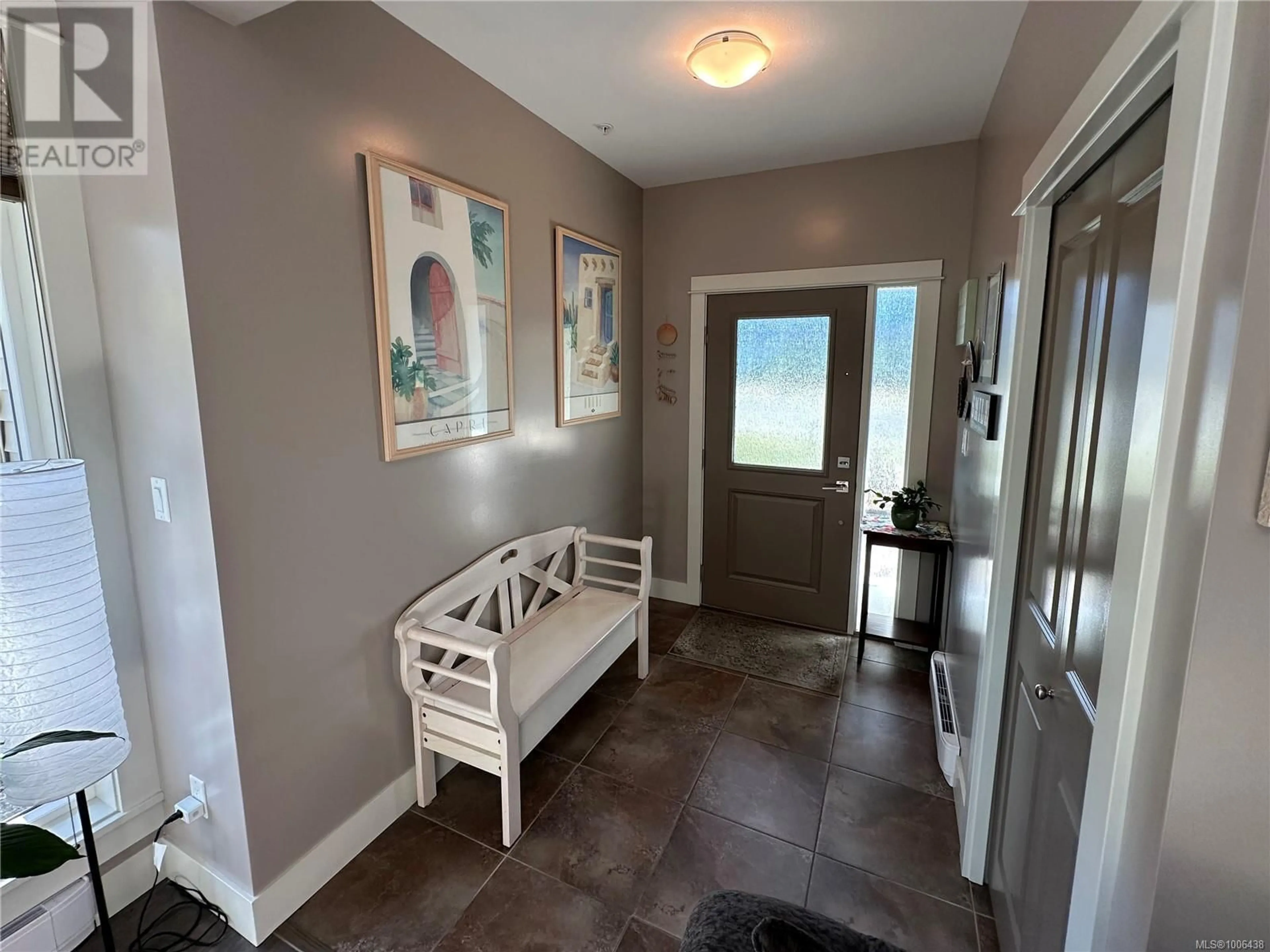 Indoor entryway for 4 - 6177 NITINAT WAY, Nanaimo British Columbia V9V0A9